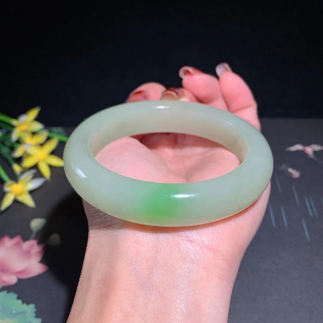 土豪款，和田玉59圈口翠青手镯！玉质细腻油润 底色纯净 无裂无杂 脂粉好，品质高