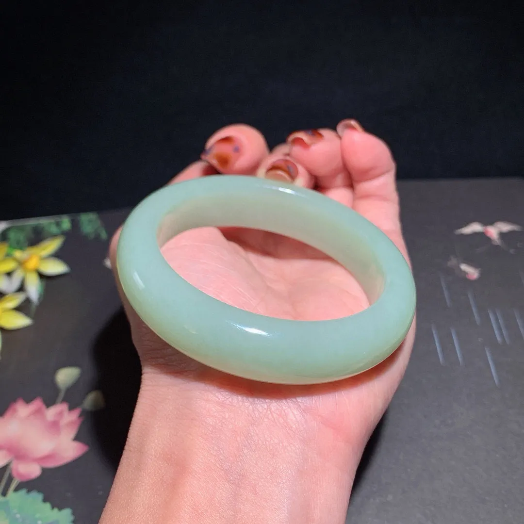 和田玉55.5圈口且末蓝手镯！玉质细腻油润 底色纯净 无裂无杂 脂粉好，品质高。