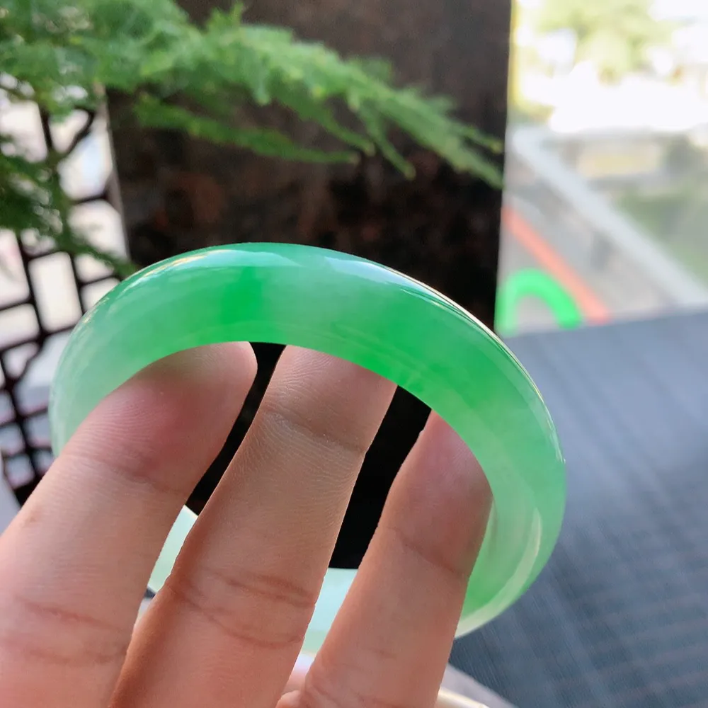 正圈高冰阳绿 无瑕 尺寸:53.8/13.6/8.9 种色俱佳 高品质