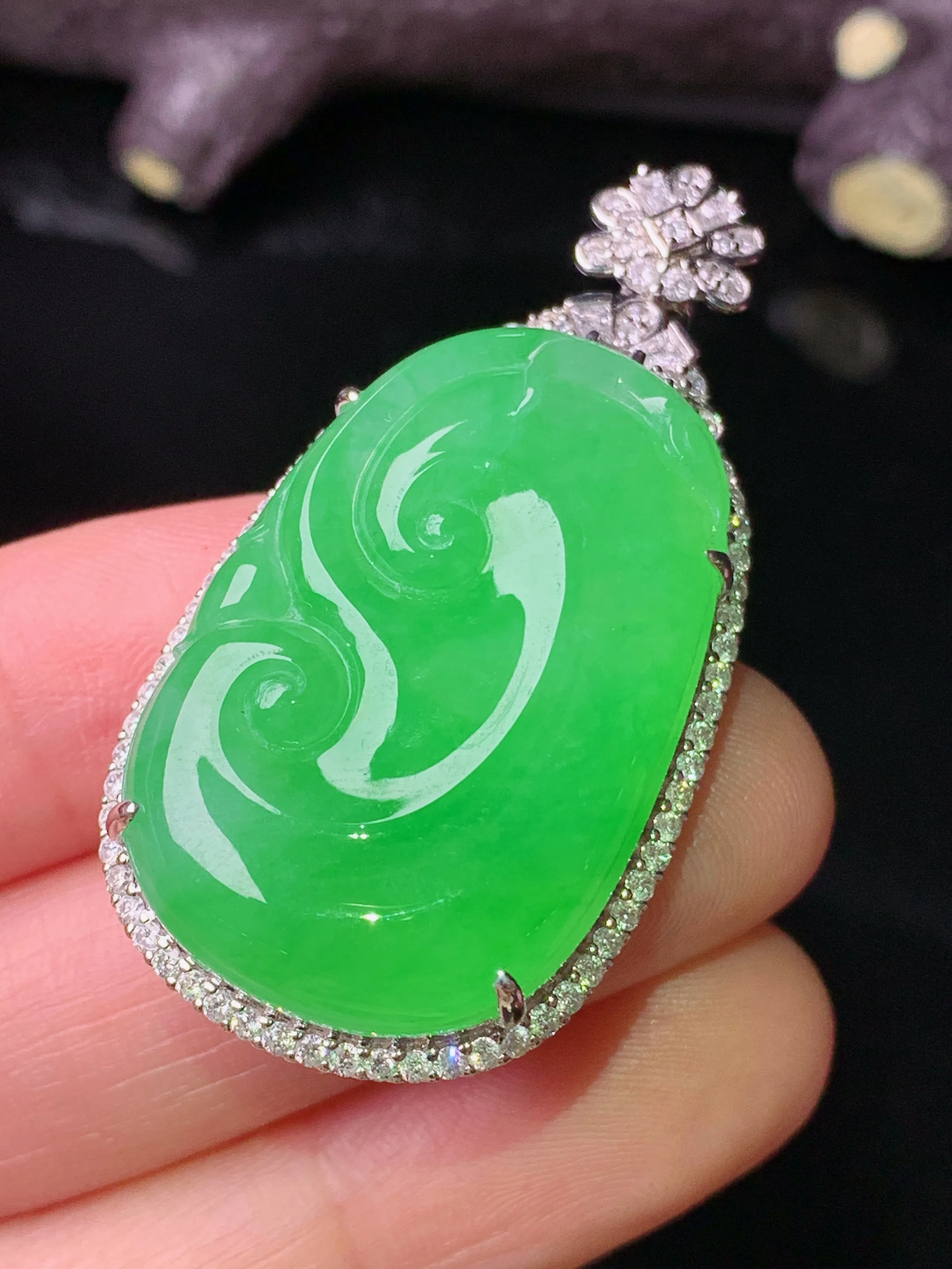 18k金钻镶嵌翠绿如意吊坠 玉质细腻 色泽艳丽清新 整体尺寸45.2*23*11.2