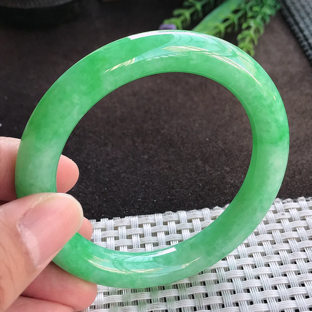 天然A货翡翠56/10.4/9.9老坑精美满绿阳绿圆条手镯玉手镯