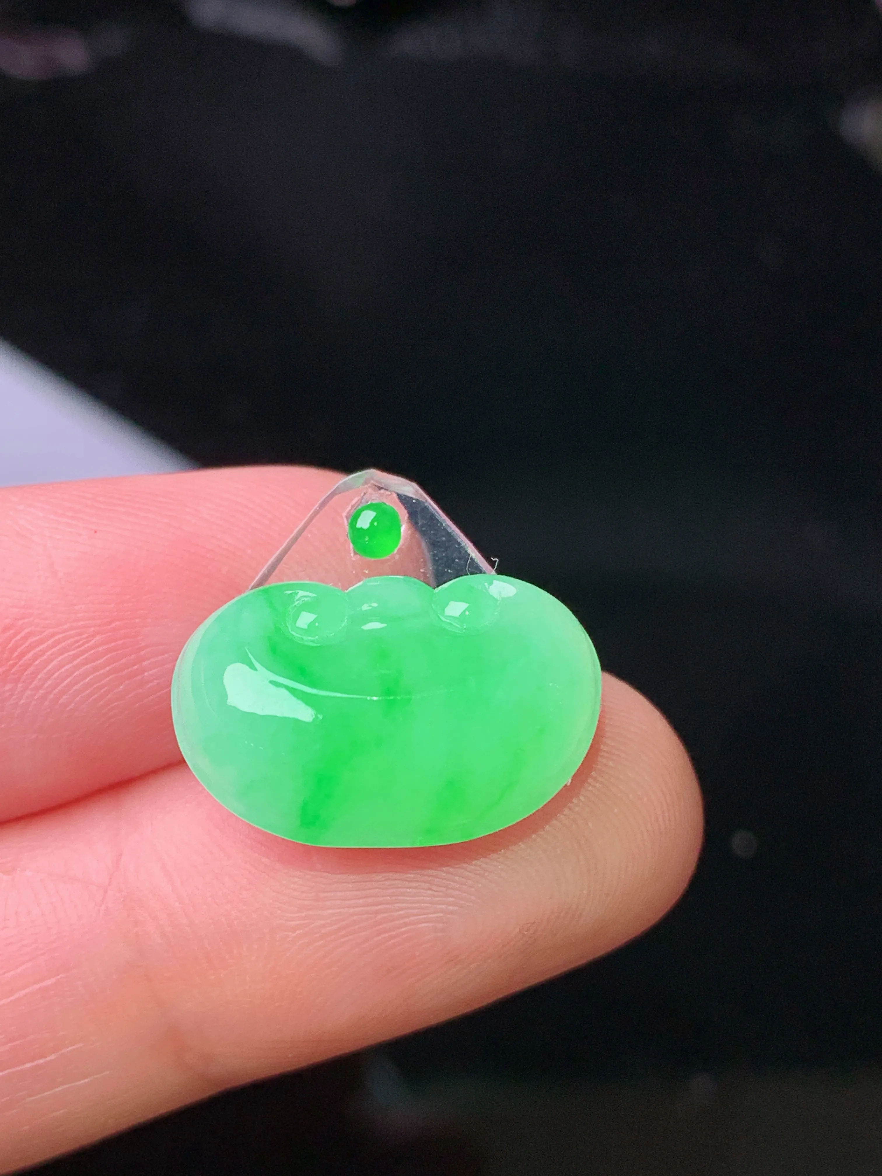 镶嵌款 翠绿如意吊坠 玉质细腻 色泽艳丽清新 整体尺寸11.2*17.5*6