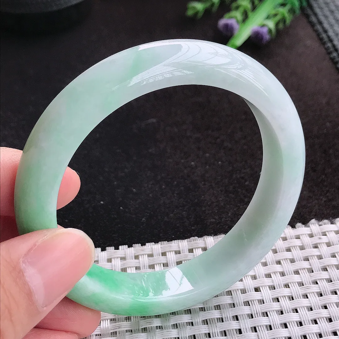 天然A货翡翠58/12.5/8.6老坑精美温润飘绿手镯宽边玉手镯