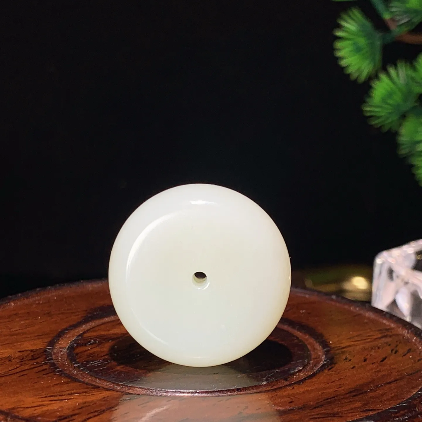 新疆和田玉白玉平安扣挂件。尺寸30/12重21.8克。玉质细腻油润。手推出油。品相大气。lt251126