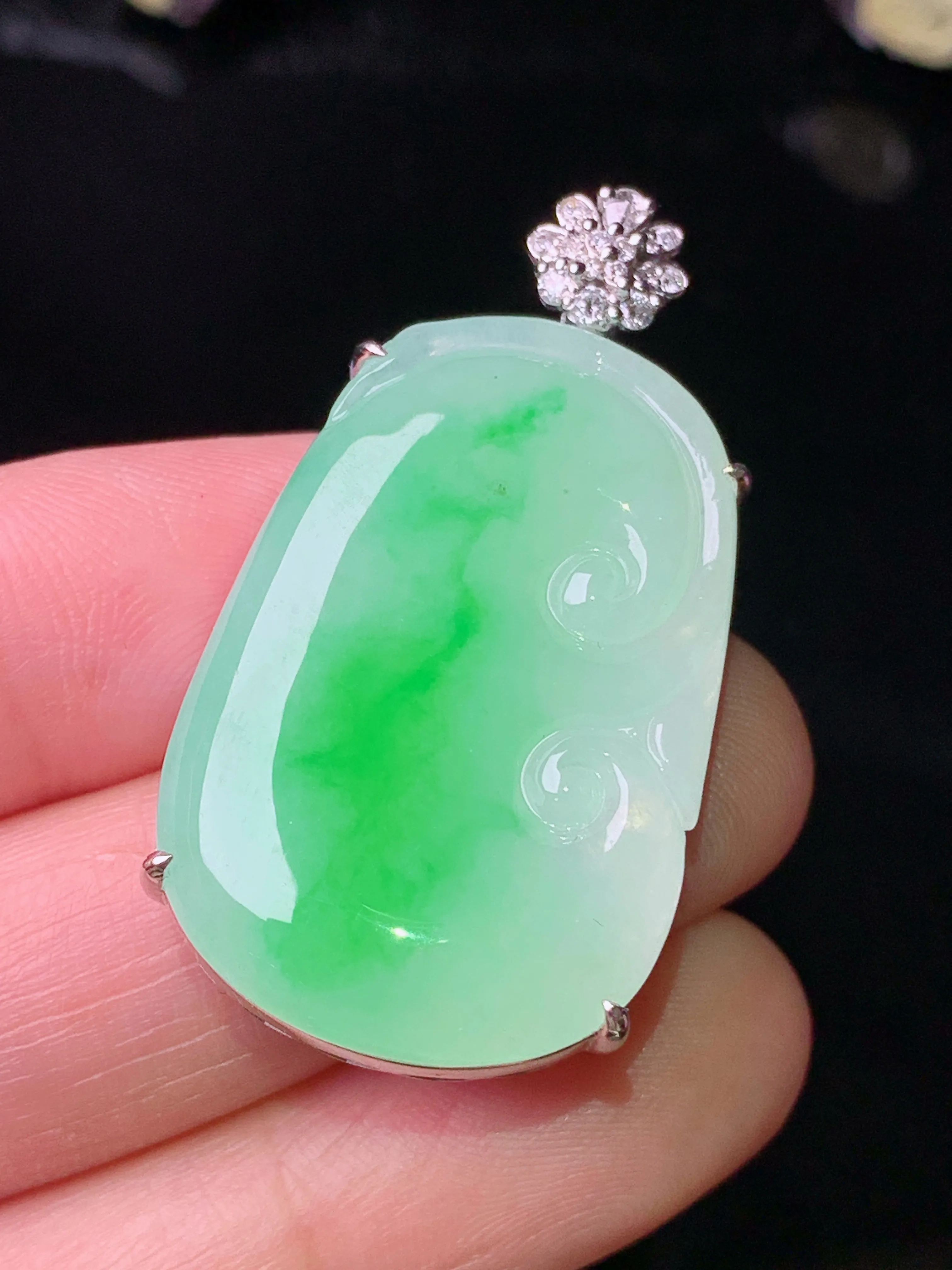 18k金钻镶嵌飘绿如意吊坠 玉质细腻 色泽艳丽清新 整体尺寸38.3*20.7*7.8