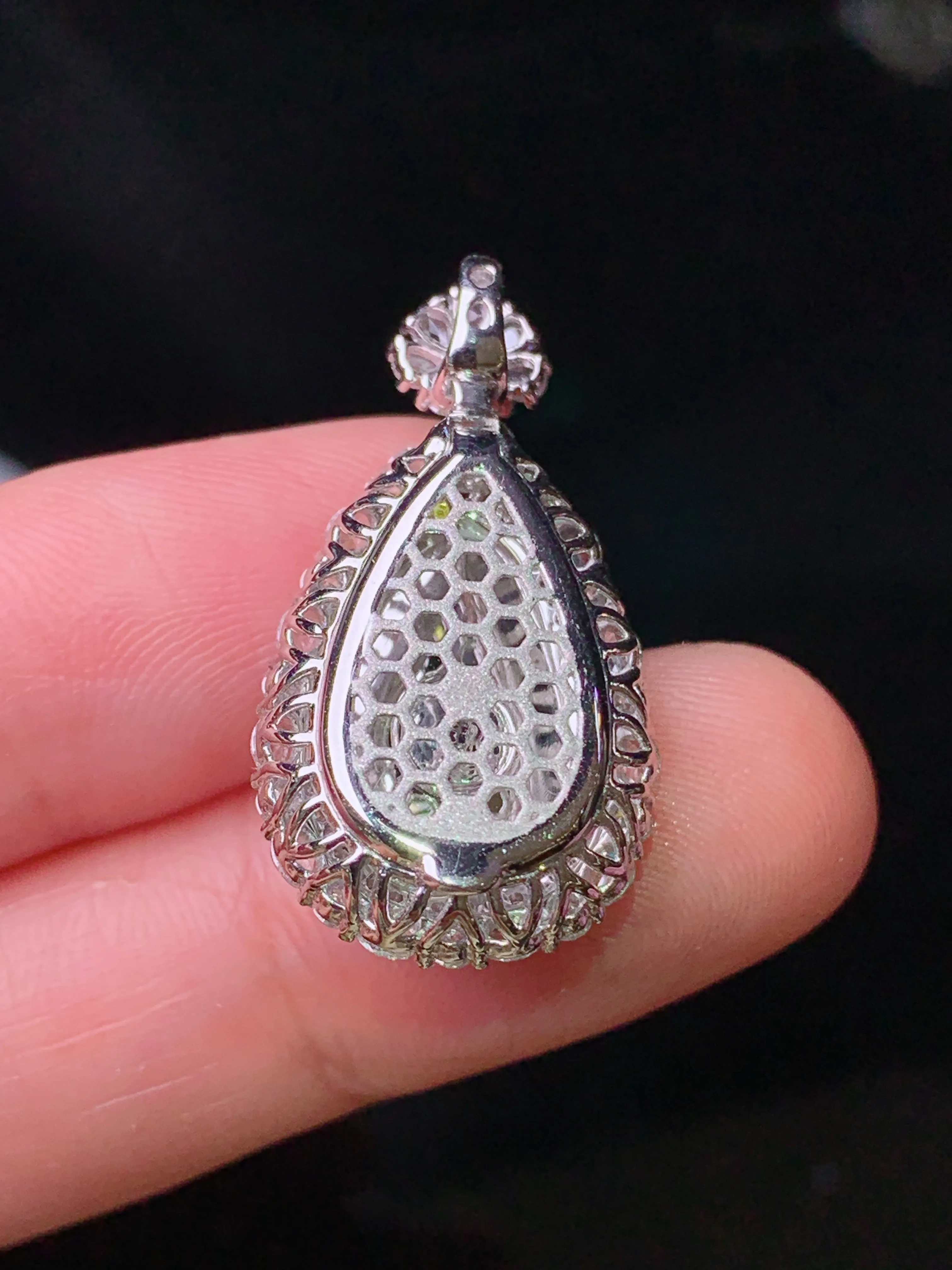 18k金钻镶嵌四季豆吊坠 玉质细腻 色泽艳丽清新 整体尺寸28.2*15*9.2