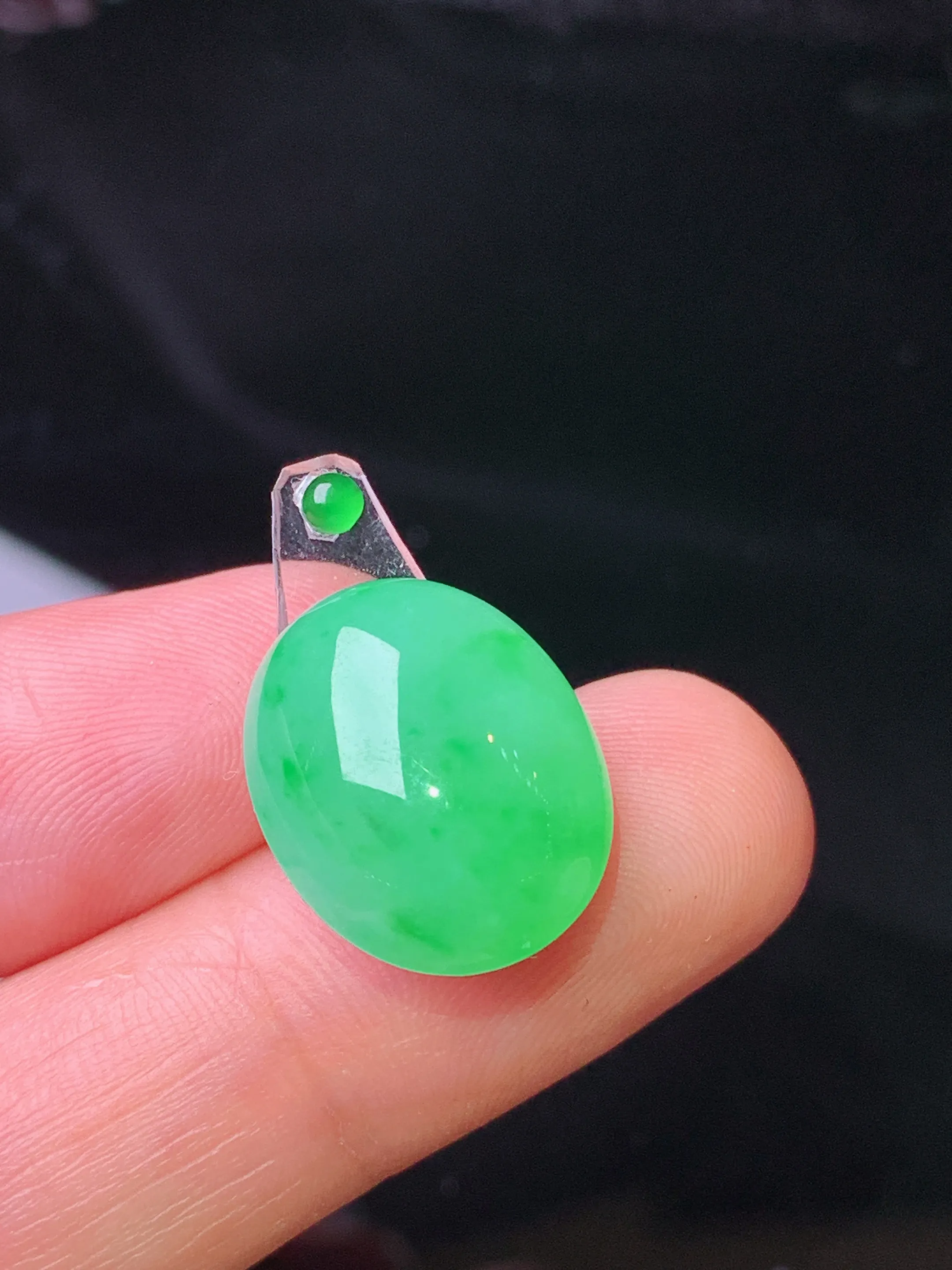 镶嵌款 翠绿蛋面吊坠 玉质细腻 色泽艳丽清新 整体尺寸16.6*13.5*7