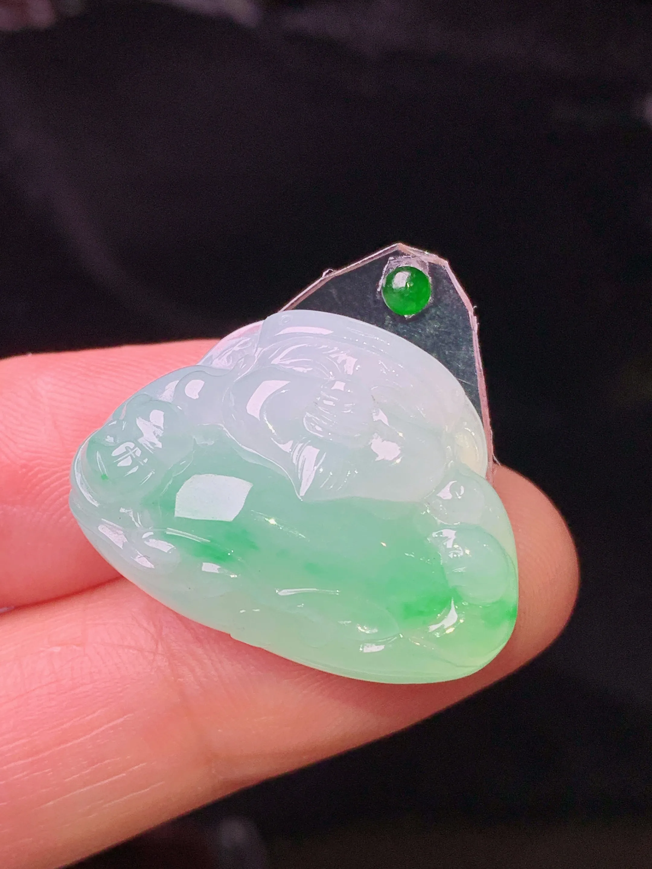 飘财神吊坠 玉质细腻 色泽艳丽清新 整体尺寸18.6*25.8*7