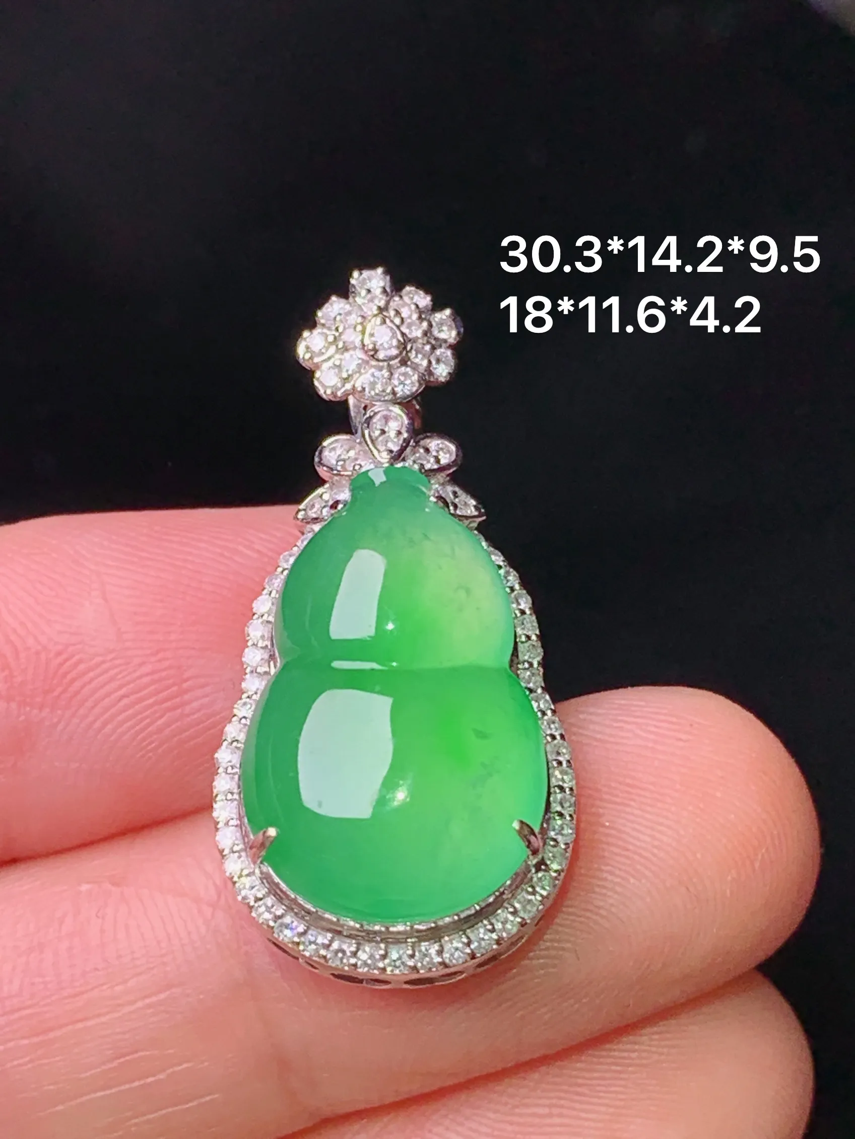 18k金钻镶嵌翠绿葫芦吊坠 玉质细腻 色泽艳丽清新 整体尺寸30.3*14.2*9.5