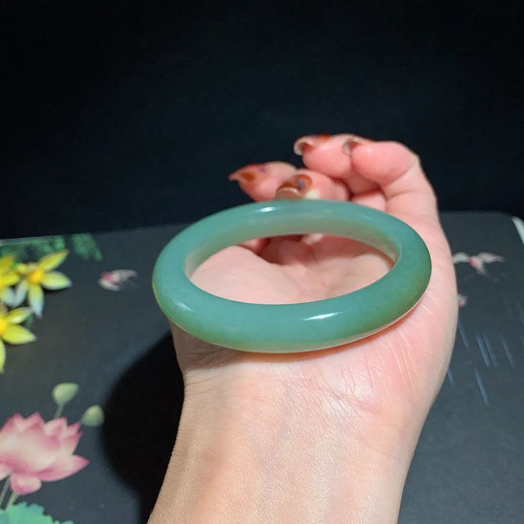 和田玉53圈口且末蓝手镯！玉质细腻油润 底色纯净 无裂无杂 脂粉好，品质高。