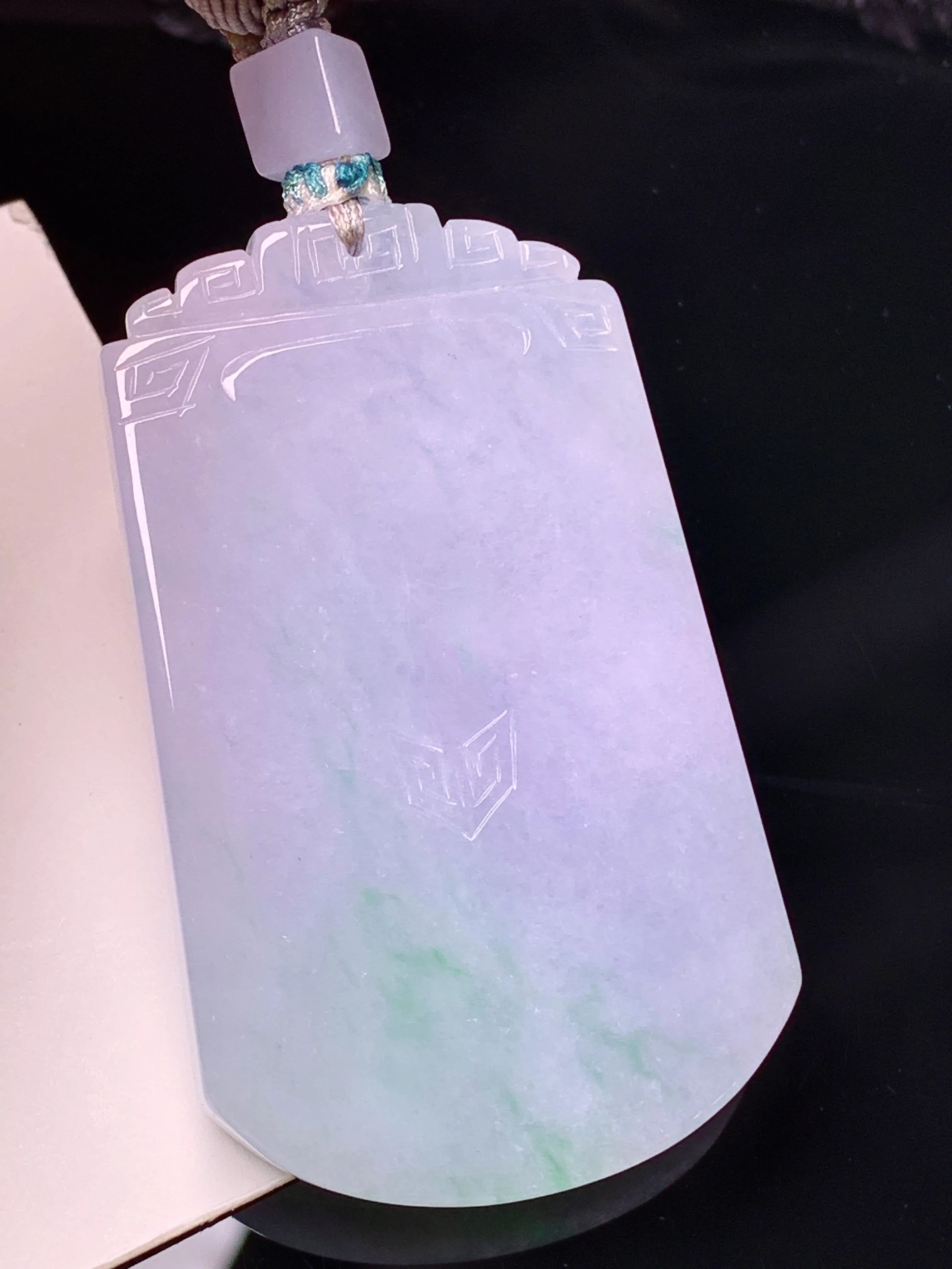 飘绿无事牌吊坠 玉质细腻 色泽艳丽清新 整体尺寸55.6*33.7*6.7