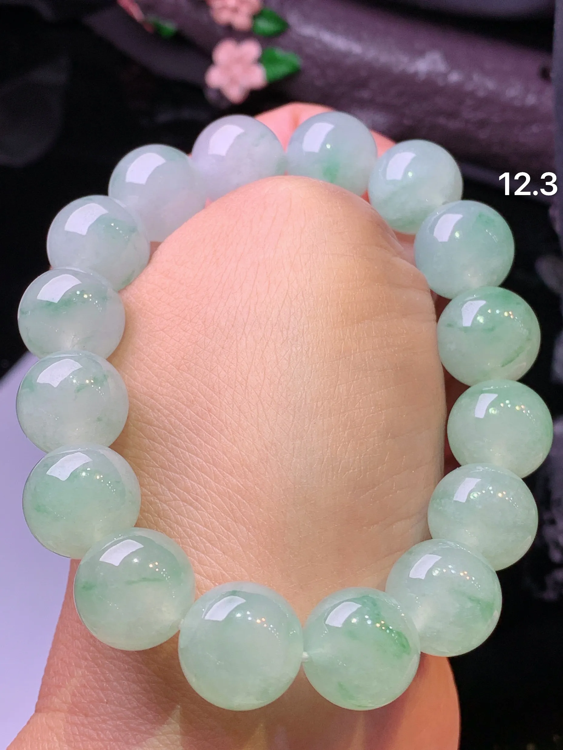 飘绿圆珠手链 玉质细腻 色泽艳丽清新 整体尺寸12.3