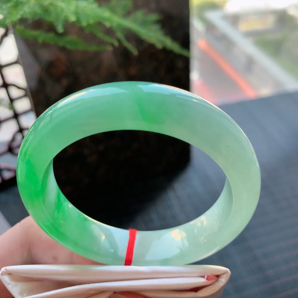 正圈高冰阳绿 无瑕 尺寸:53.8/13.6/8.9 种色俱佳 高品质