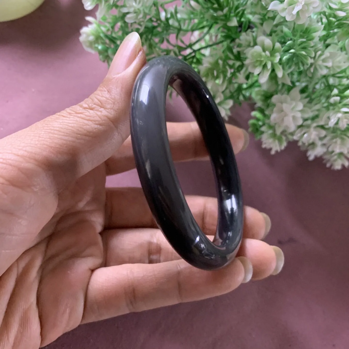和田玉60圈口紫罗兰手镯，玉质特细腻油润，高脂粉，高品质，萦绕腕间时，古韵不失时尚，素雅不失品味，细腻光滑的触感，使人沉醉，气质高雅。