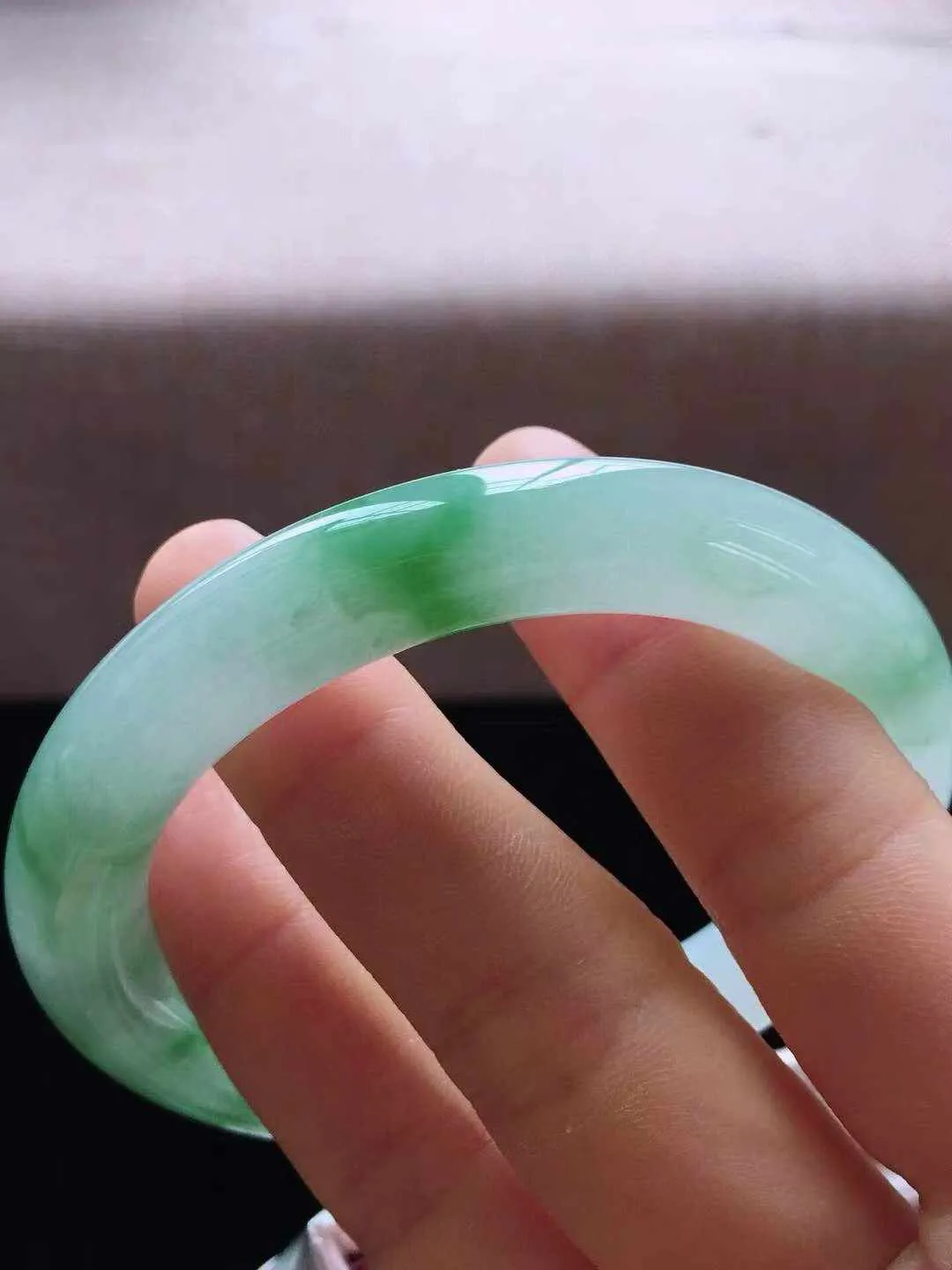 【翡翠名称】冰飘花57.6圈口圆条翡翠手镯
【翡翠尺寸】57.6*10.3*10.3mm适合57.6-60正圈口佩戴
【翡翠描述】缅甸天然翡翠A货，种老水足，玉质细腻，色泽靓丽，性价比高，佩戴效果好！