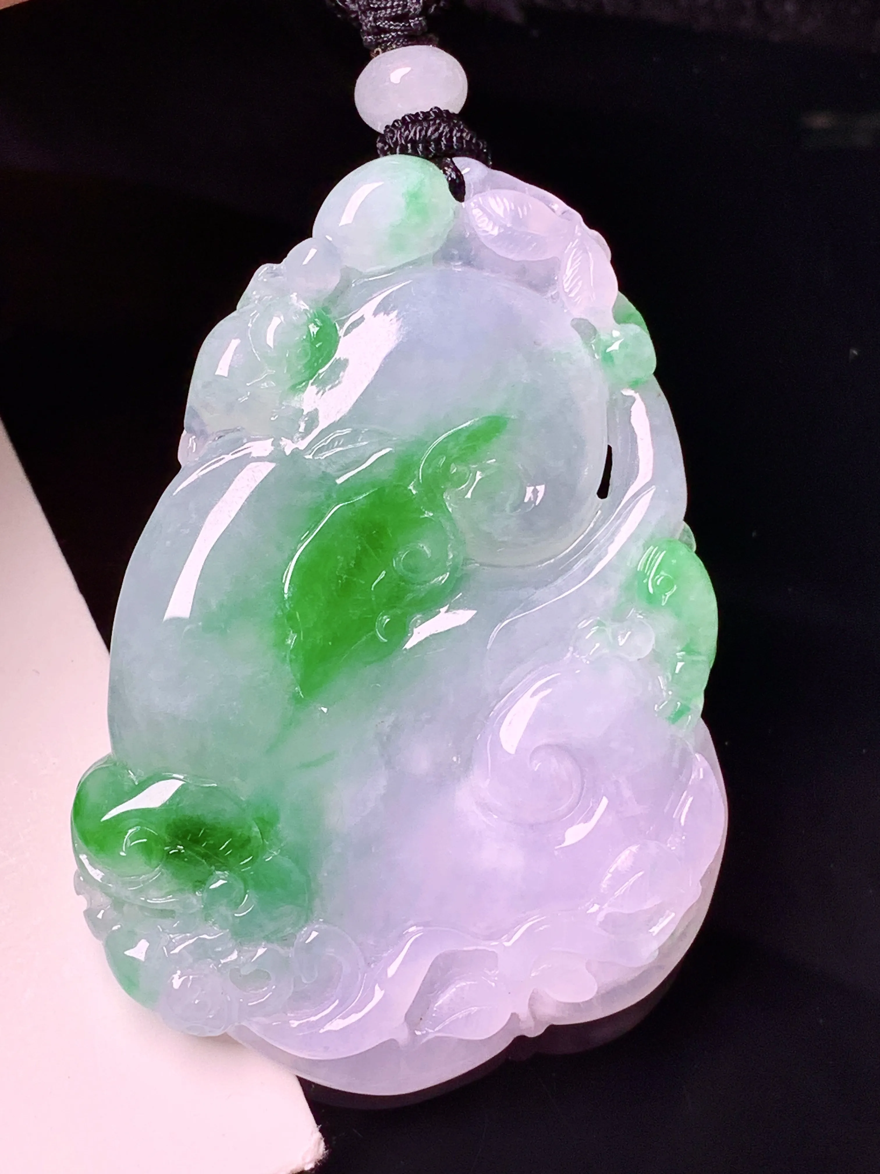 飘绿如意吊坠 玉质细腻 色泽艳丽清新 整体尺寸52.7*37.3*5.6