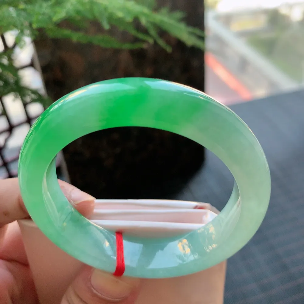 正圈高冰阳绿 无瑕 尺寸:53.8/13.6/8.9 种色俱佳 高品质