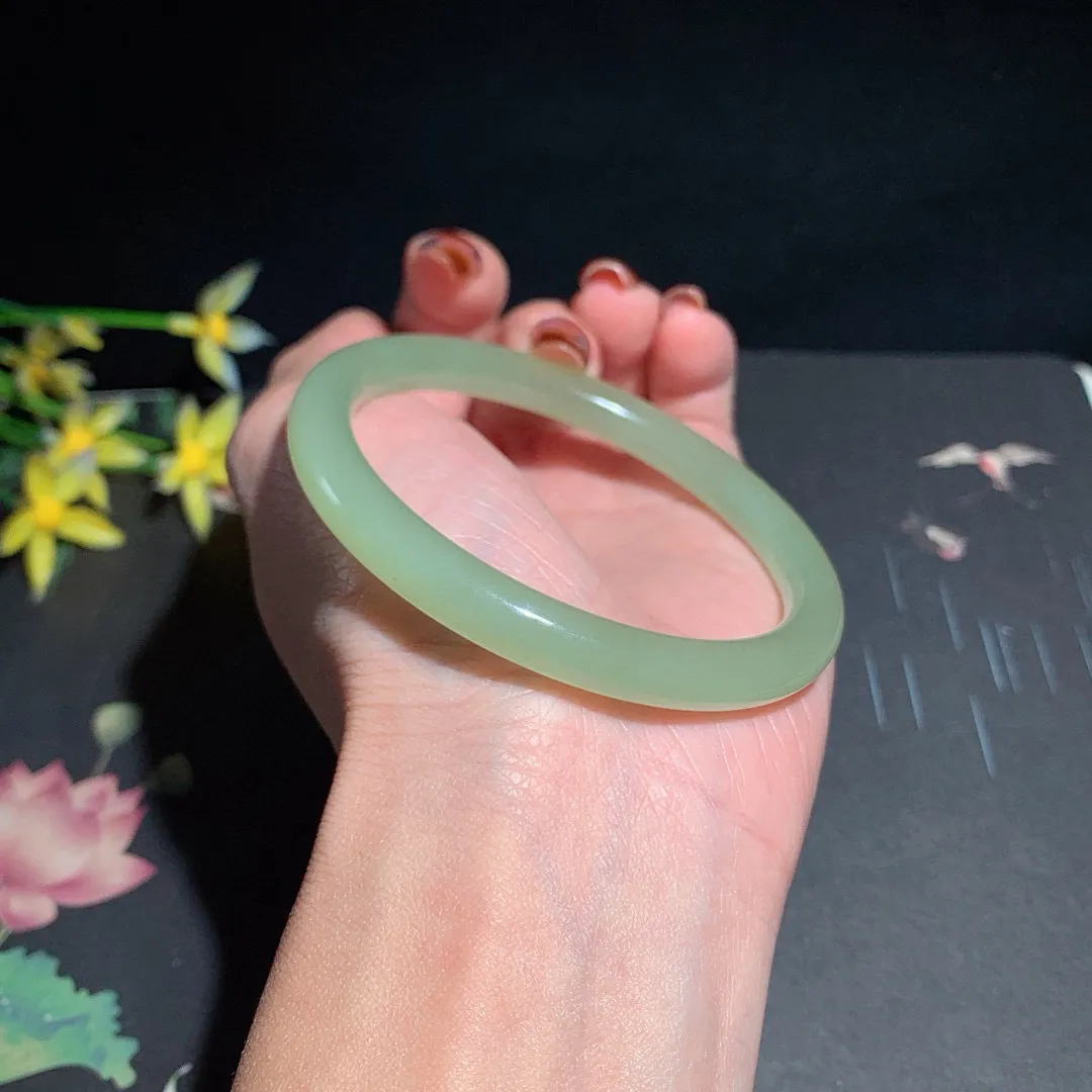 和田玉58圈口晴水色圆条手镯！玉质细腻油润 底色纯净 无裂无杂 脂粉好，品质高。