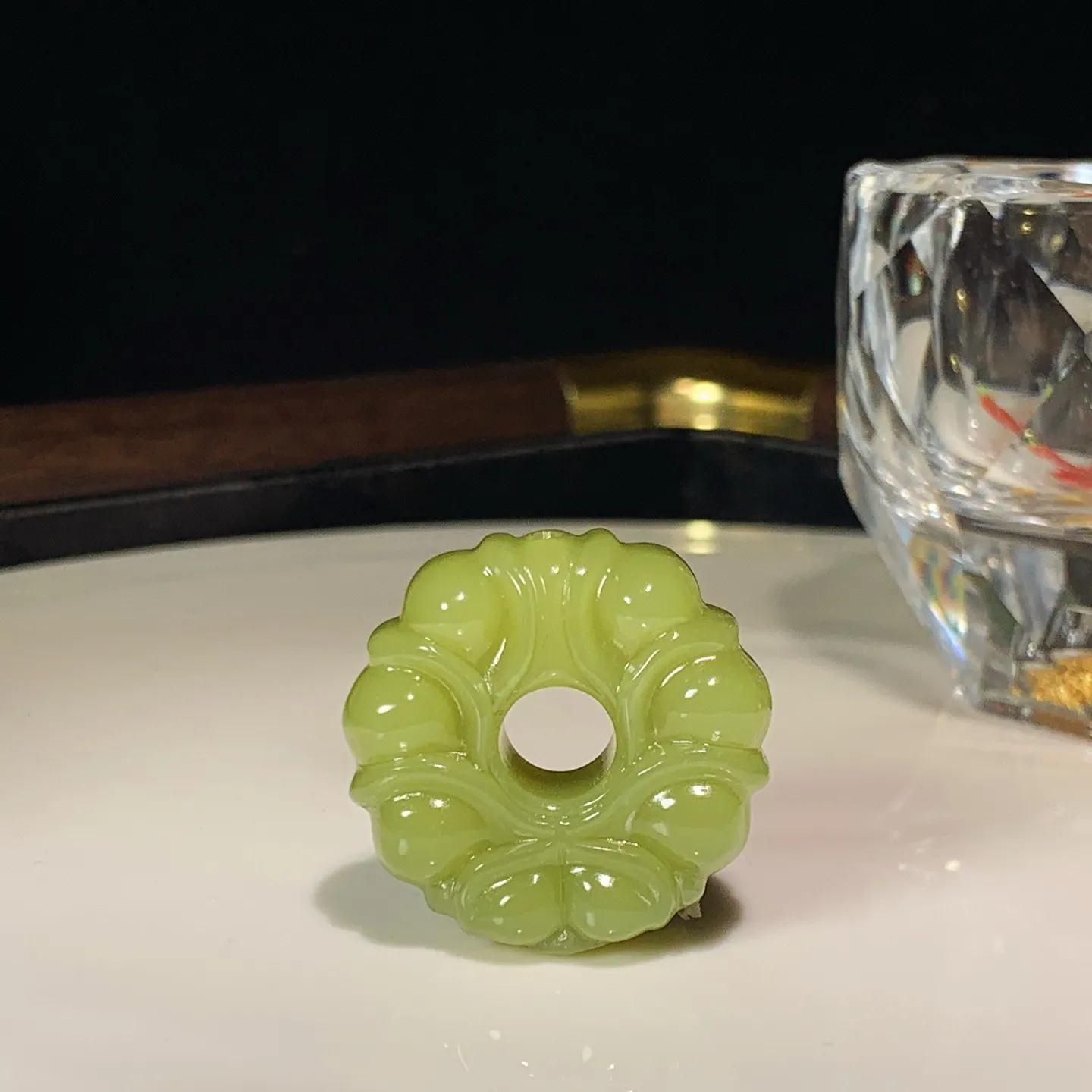 新疆若羌黄口料花开富贵莲花挂件。尺寸29/12重15.8克。玉质细腻油润。手推出油。品相大气。lt251126