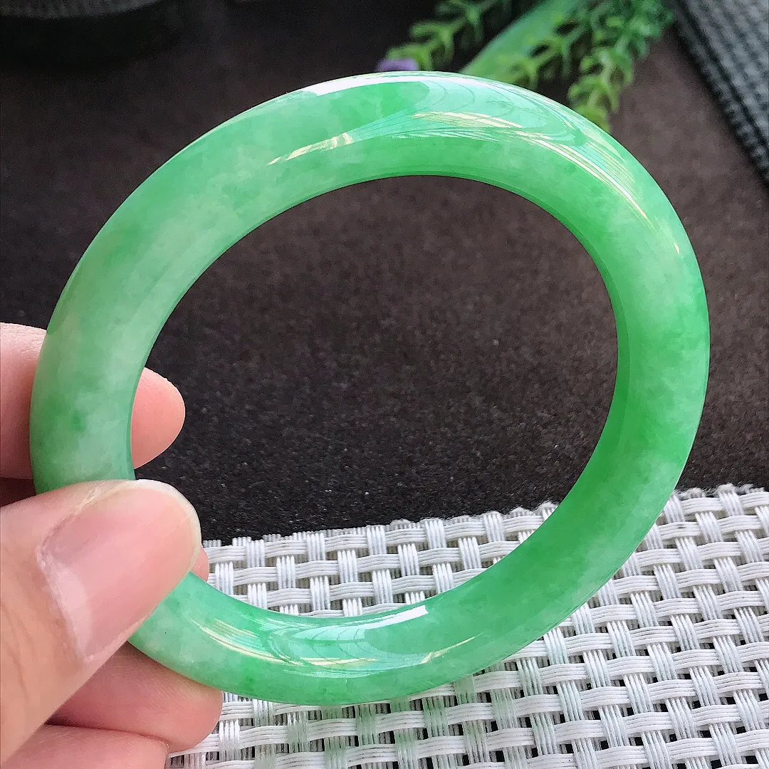 天然A货翡翠56/10.4/9.9老坑精美满绿阳绿圆条手镯玉手镯