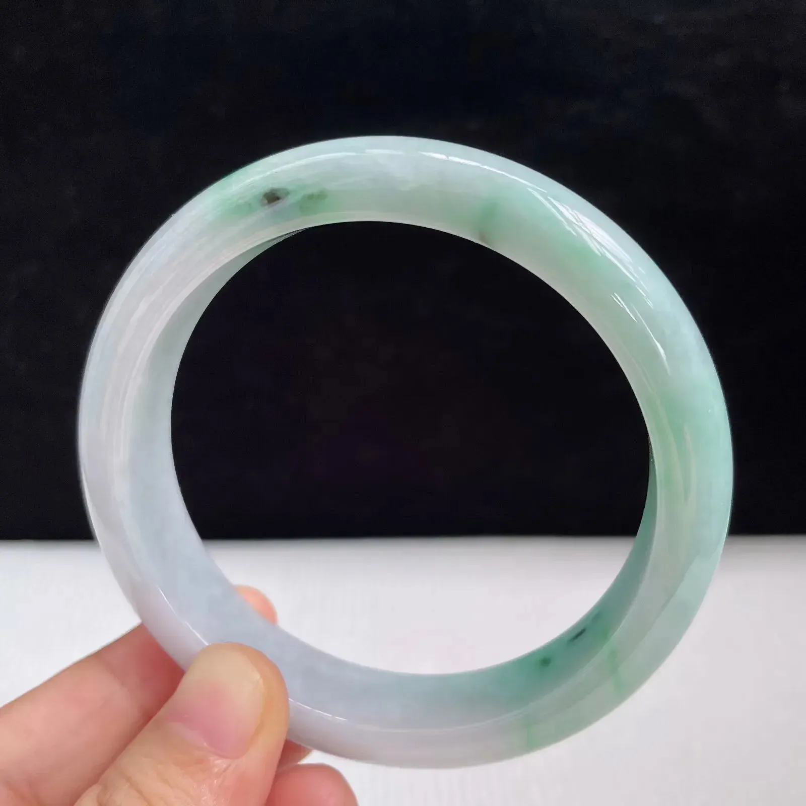 58.7mm自然光拍摄天然翡翠A货飘绿好种水正圈手镯 57.56克