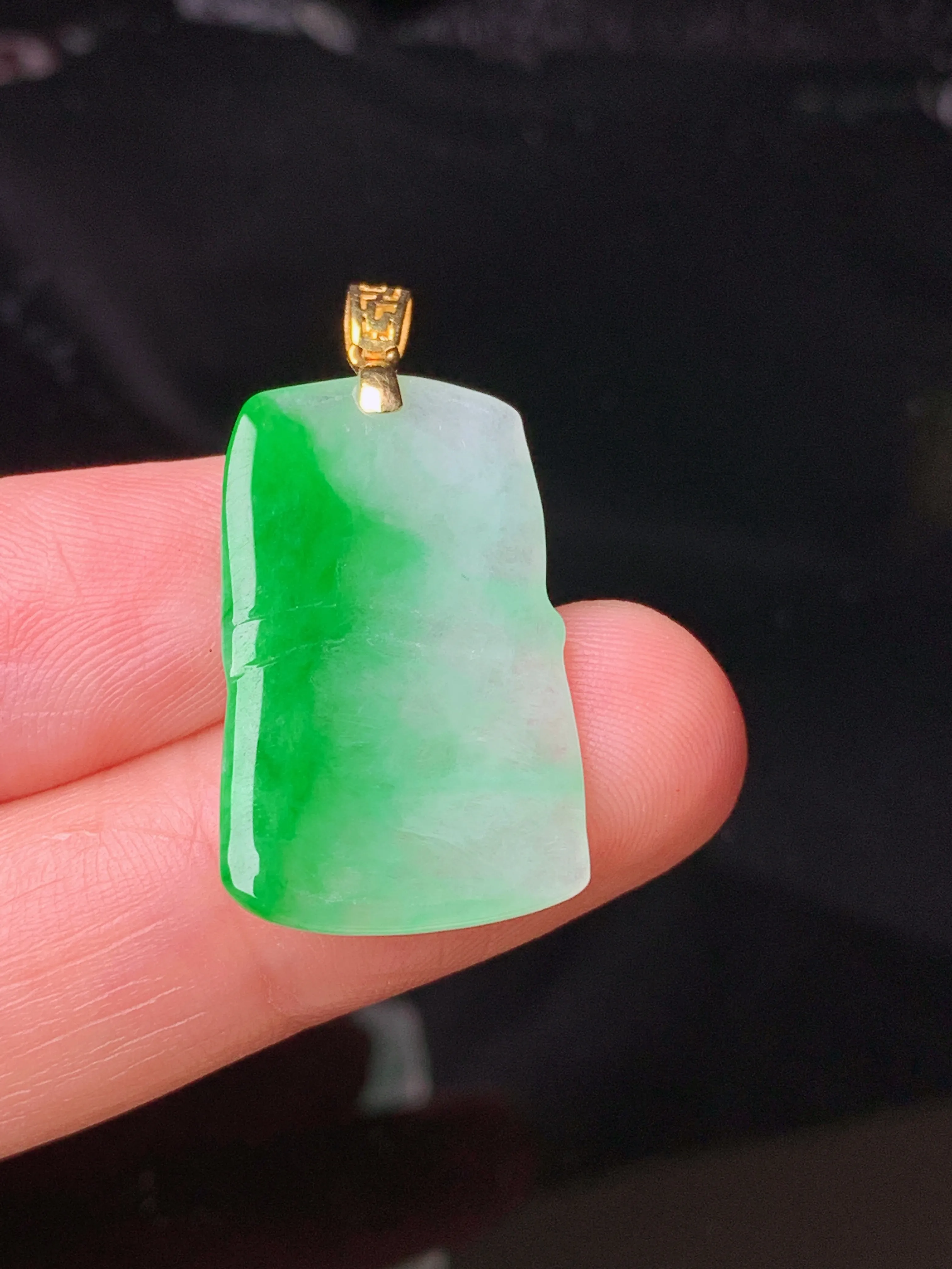 18k金镶嵌飘绿竹节吊坠 玉质细腻 色泽艳丽清新 整体尺寸32.5*15.5*2.7