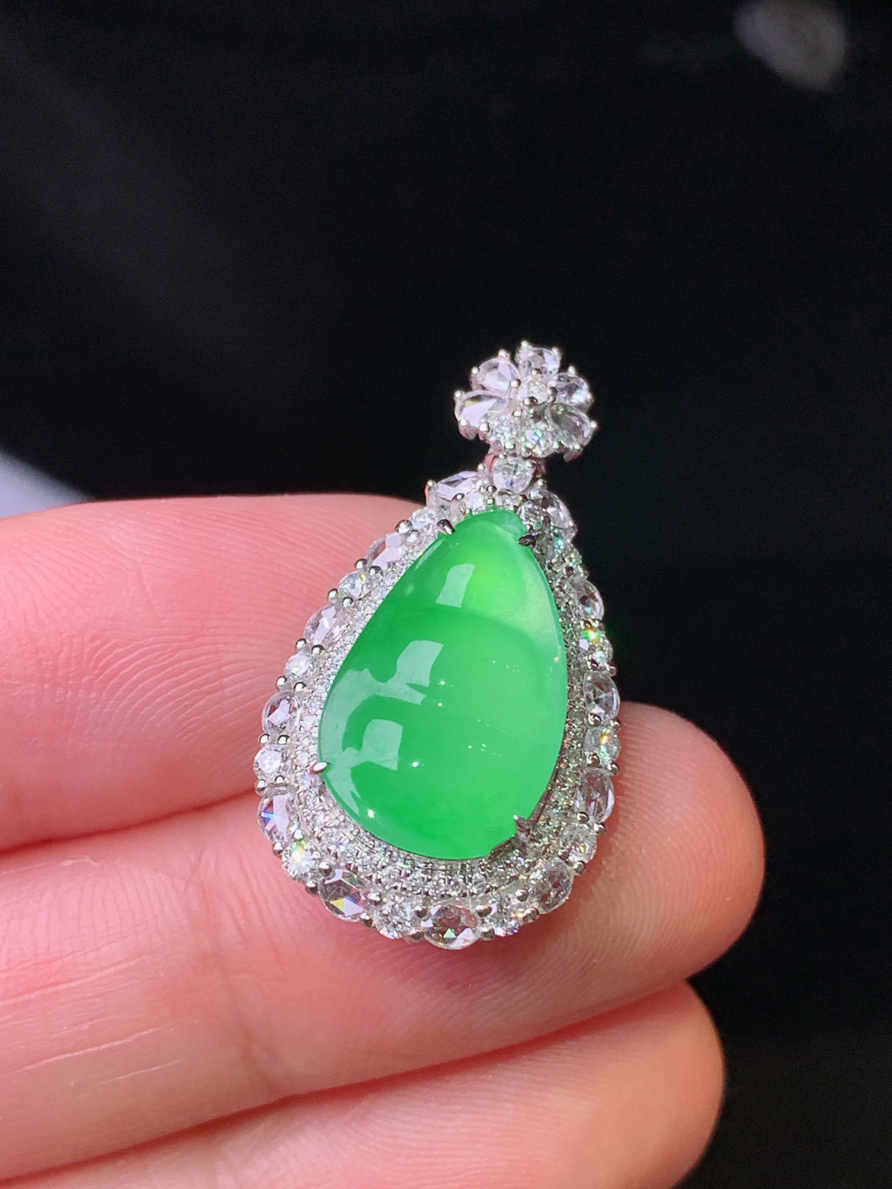 18k金钻镶嵌四季豆吊坠 玉质细腻 色泽艳丽清新 整体尺寸28.2*15*9.2