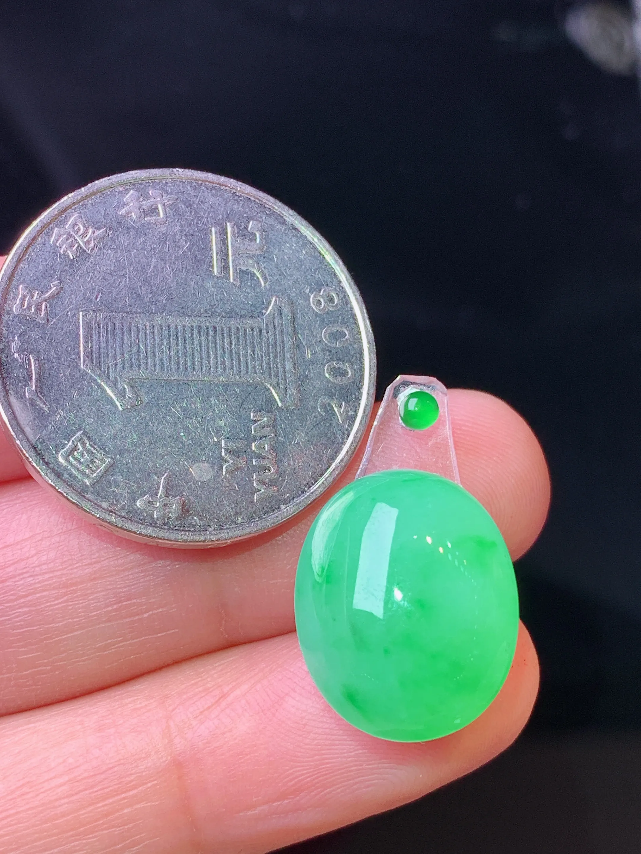 镶嵌款 翠绿蛋面吊坠 玉质细腻 色泽艳丽清新 整体尺寸16.6*13.5*7