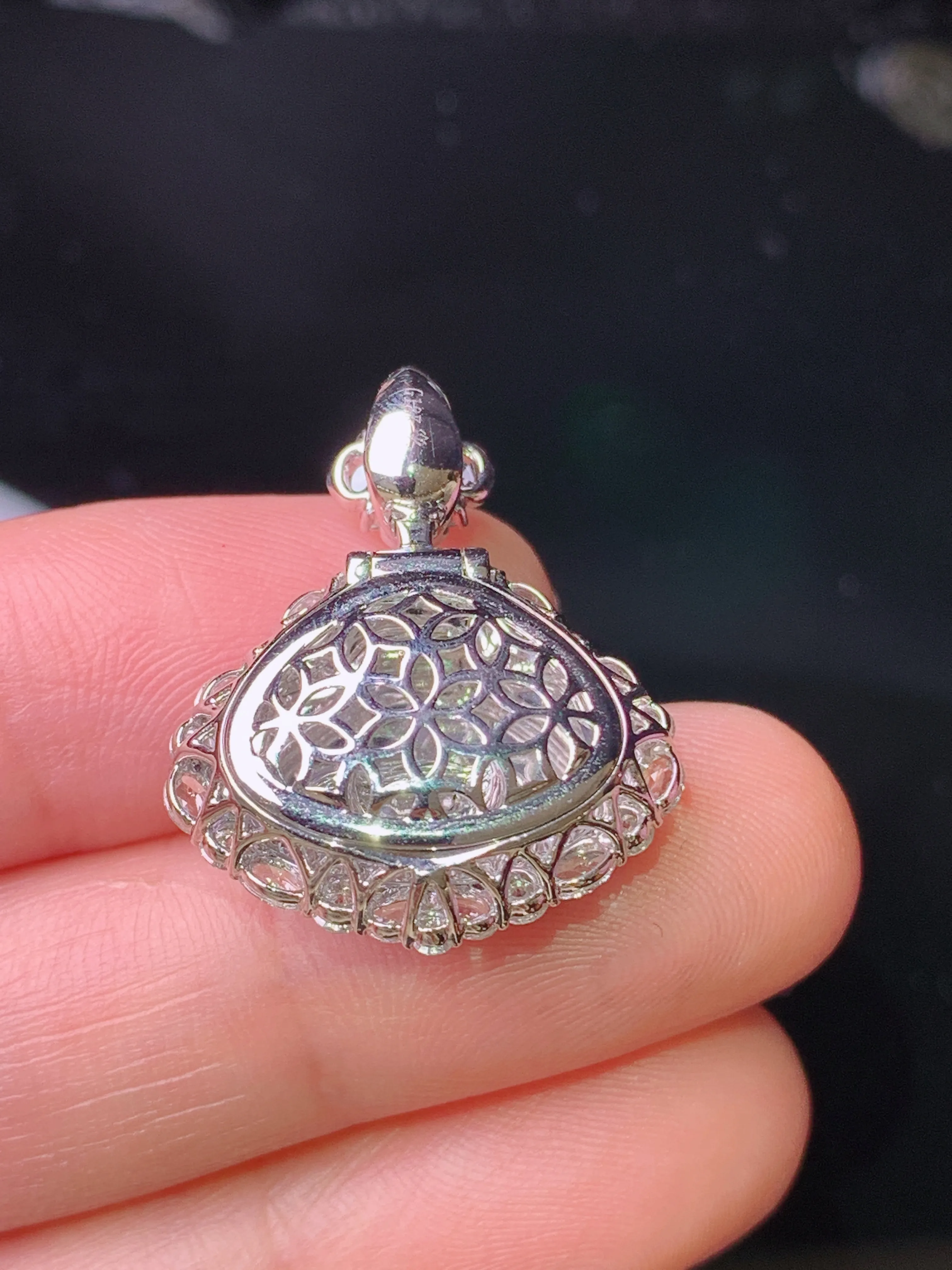 18k金钻镶嵌满绿佛公吊坠 玉质细腻 色泽艳丽清新 整体尺寸24.8*20.2*9.3