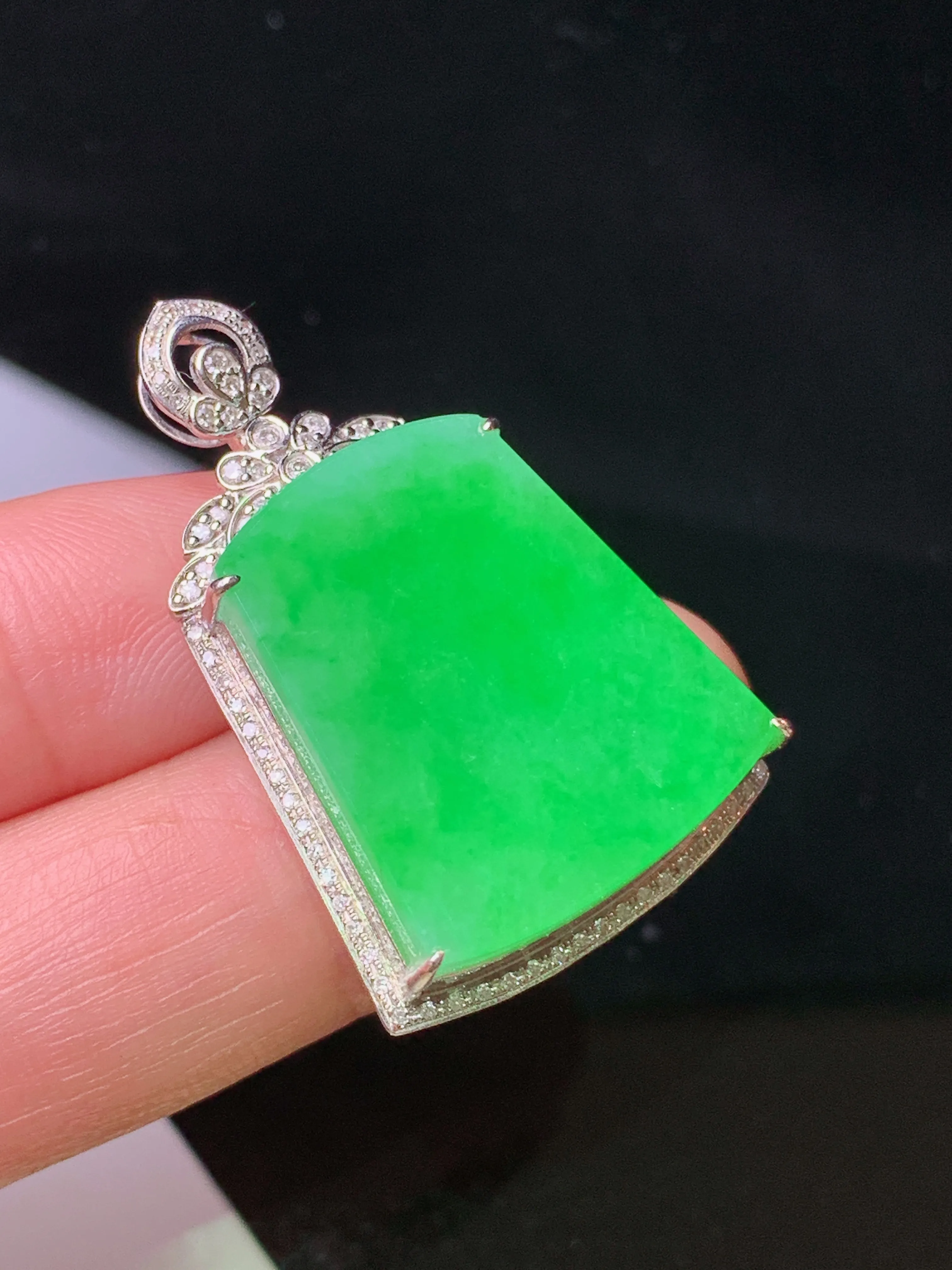 18k金钻镶嵌翠绿无事牌吊坠 玉质细腻 色泽艳丽清新 整体尺寸35.2*21.2*8.2