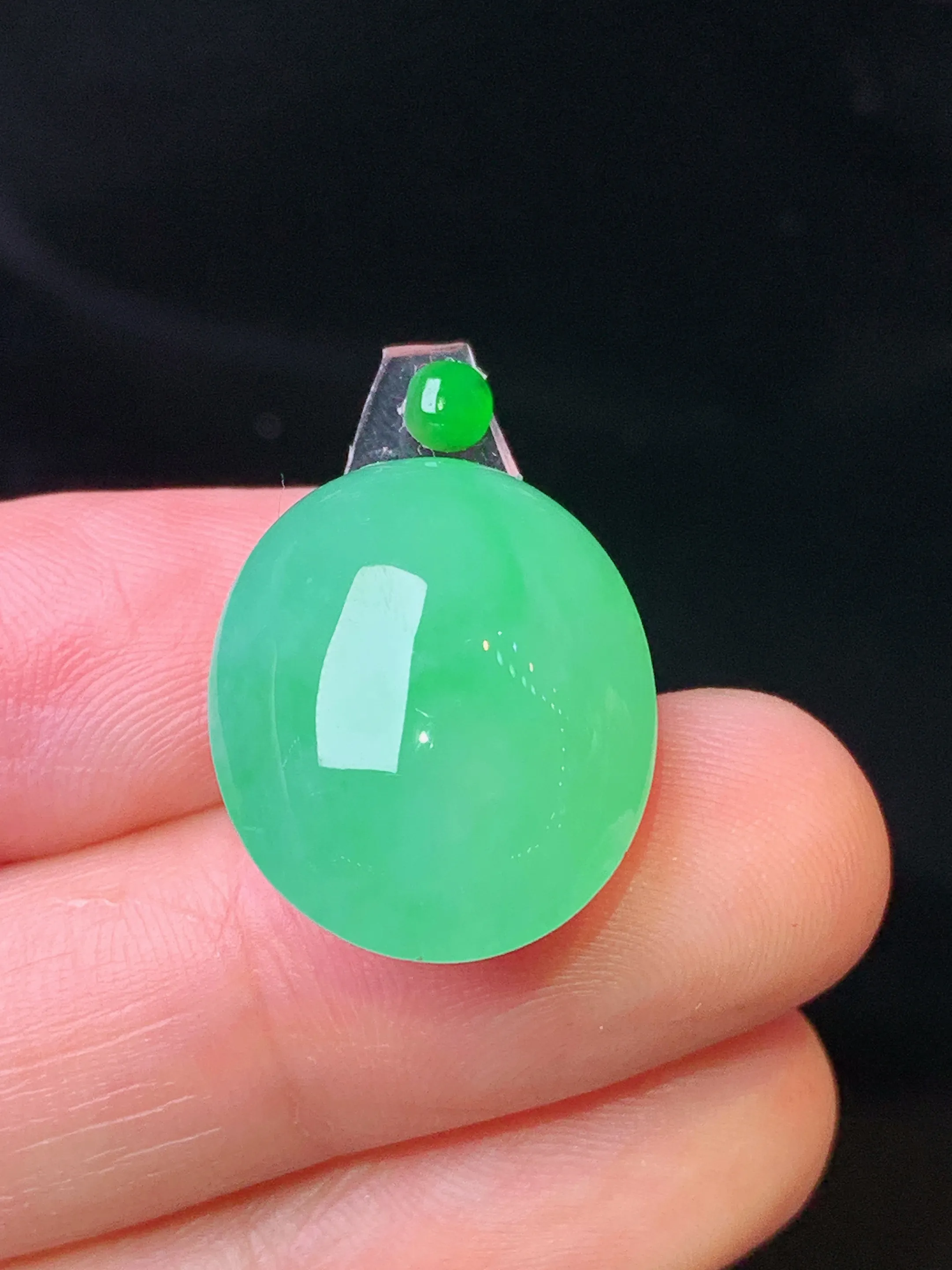 镶嵌款 翠绿蛋面吊坠 玉质细腻 色泽艳丽清新 整体尺寸19.6*16*8.5