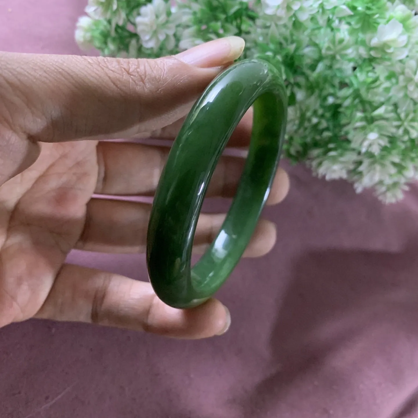 和田玉碧玉59.5圈口菠菜绿手镯！玉质细腻油润 底色纯净 无裂无杂 脂粉好，品质好