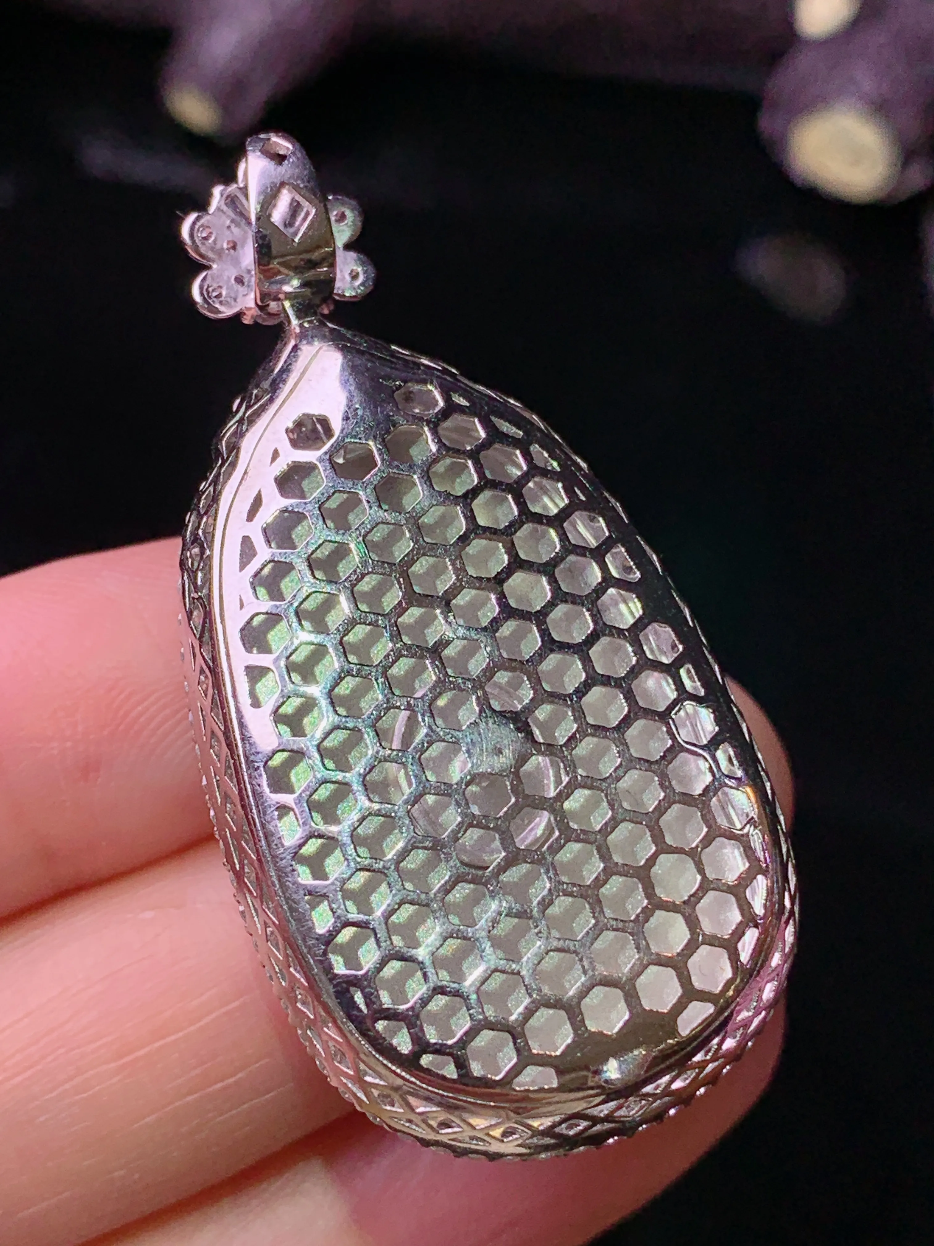 18k金钻镶嵌翠绿如意吊坠 玉质细腻 色泽艳丽清新 整体尺寸45.2*23*11.2