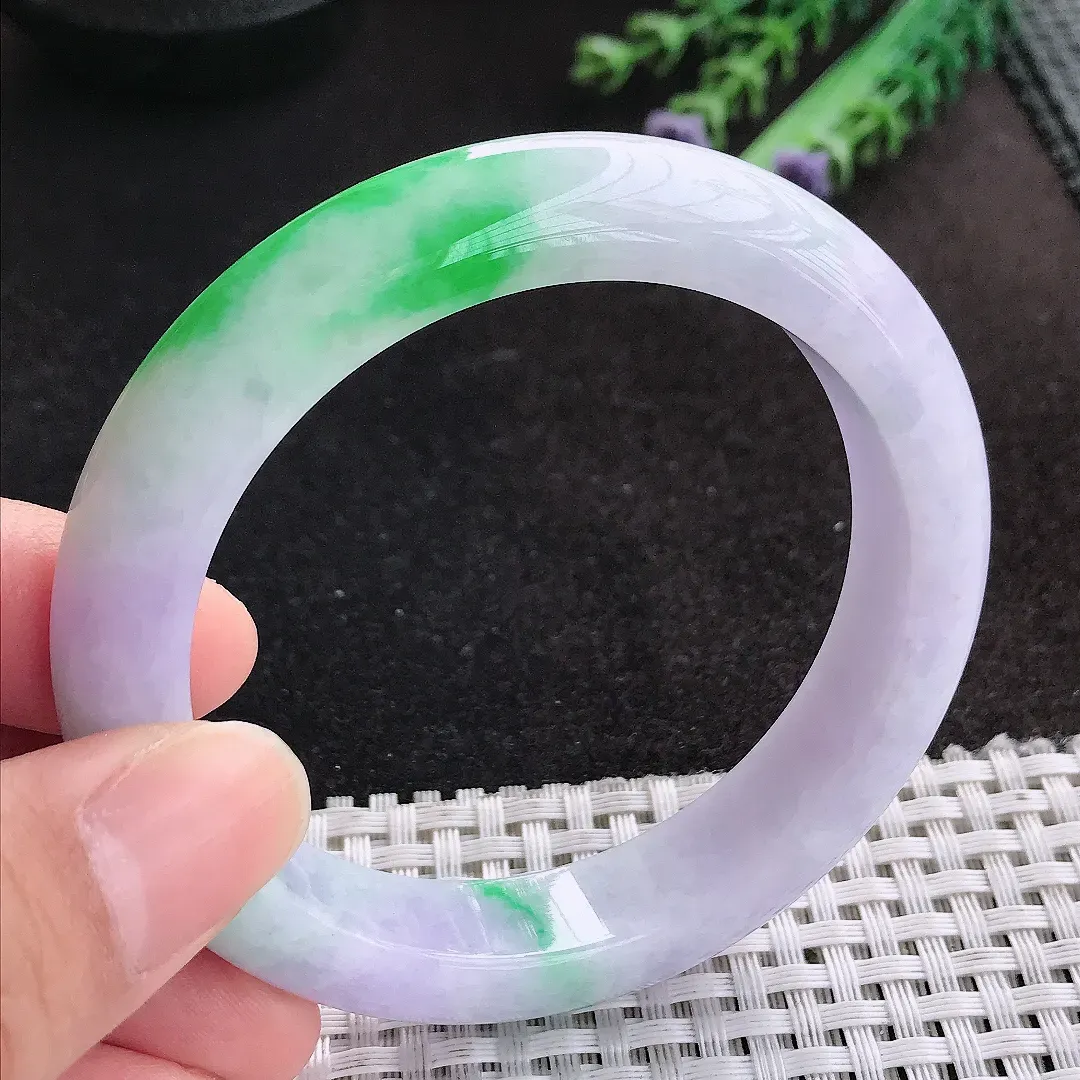 天然A货翡翠56.3/12.2/9.1老坑精美辣阳绿春带彩手镯宽边玉手镯