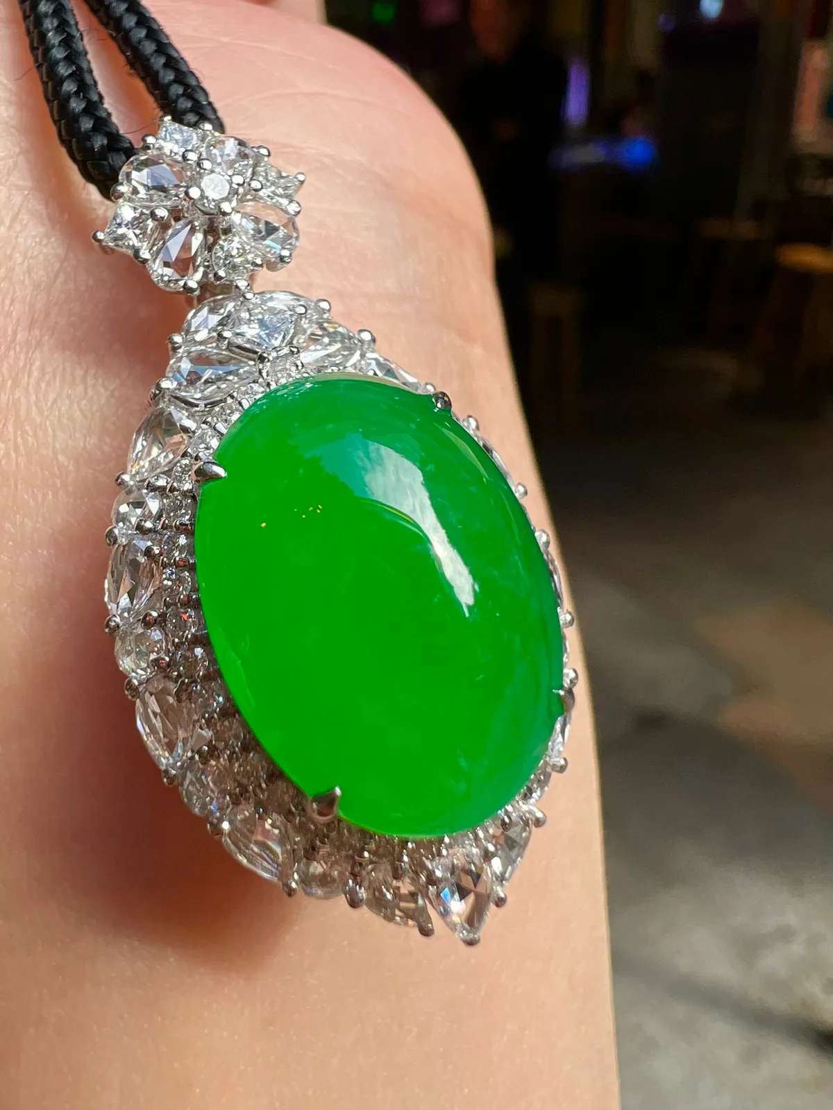 私人专拍
【满色鸽子蛋吊坠 色泽艳丽】
完美18K金奢华满钻种好细腻