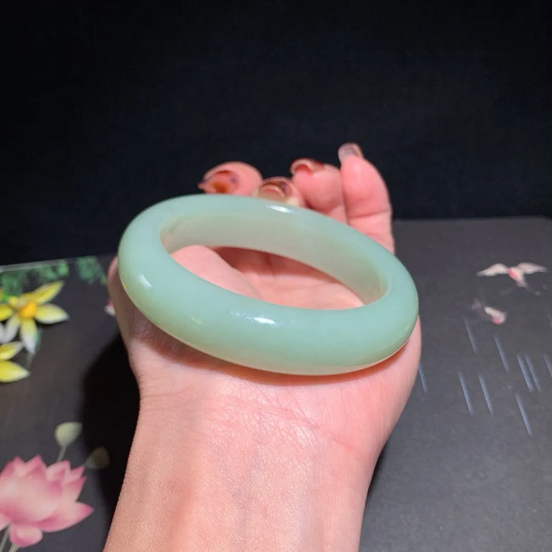 和田玉55.5圈口且末蓝手镯！玉质细腻油润 底色纯净 无裂无杂 脂粉好，品质高。