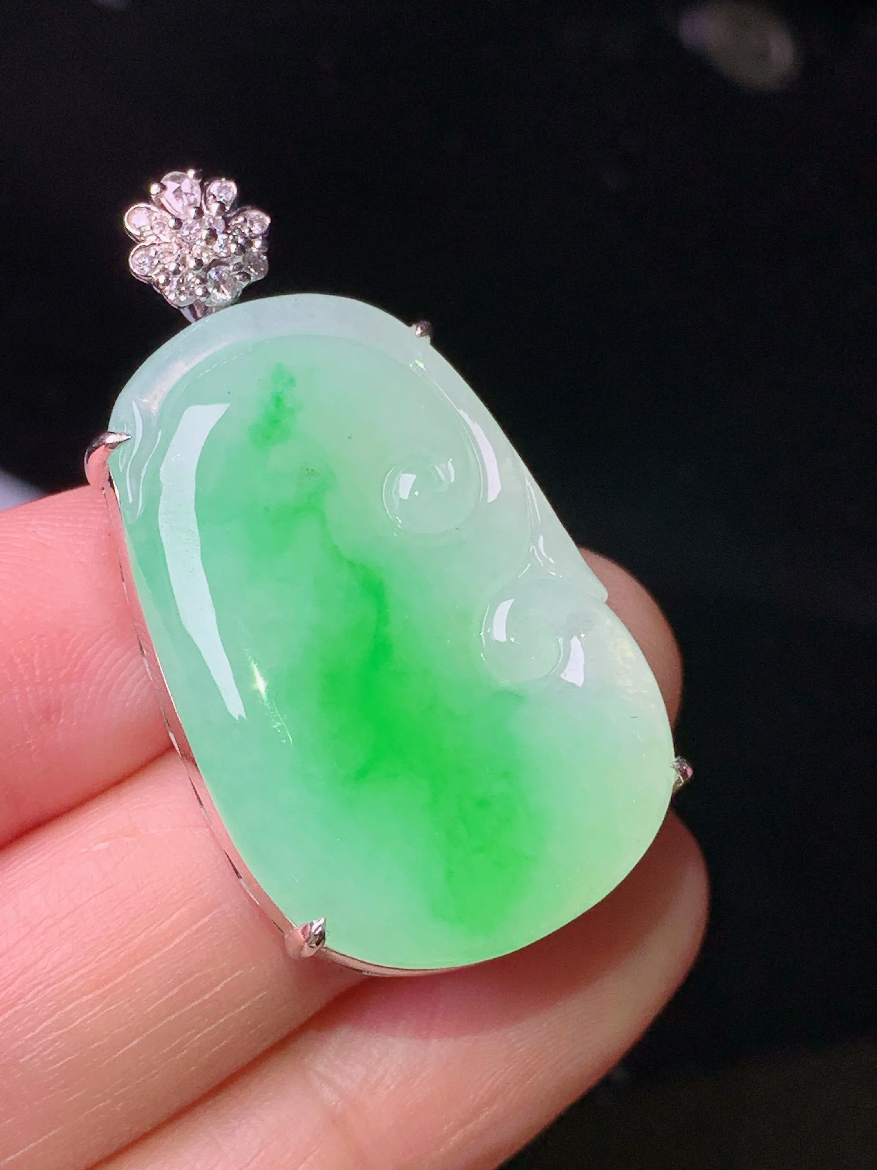 18k金钻镶嵌飘绿如意吊坠 玉质细腻 色泽艳丽清新 整体尺寸38.3*20.7*7.8