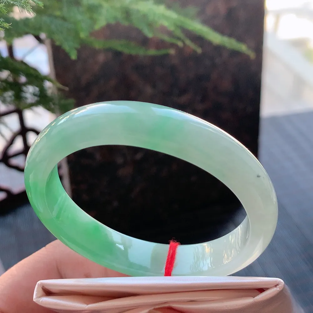 贵妃冰糯阳绿 无瑕 尺寸:55.4/12.1/7.2 色好