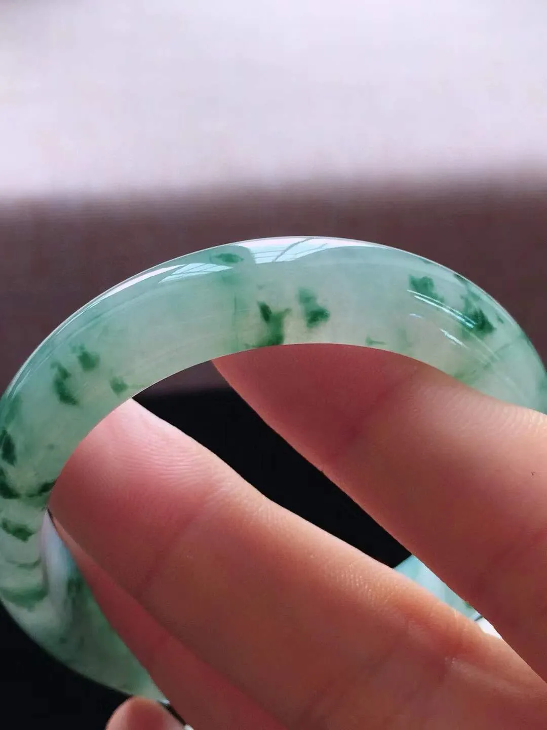 【翡翠名称】冰飘花54.5圈口贵妃翡翠手镯
【翡翠尺寸】54.5*47*11*6.2mm适合52-53正圈口佩戴
【翡翠描述】缅甸天然翡翠A货，种老水足，玉质细腻，色泽靓丽，性价比高，佩戴效果好！