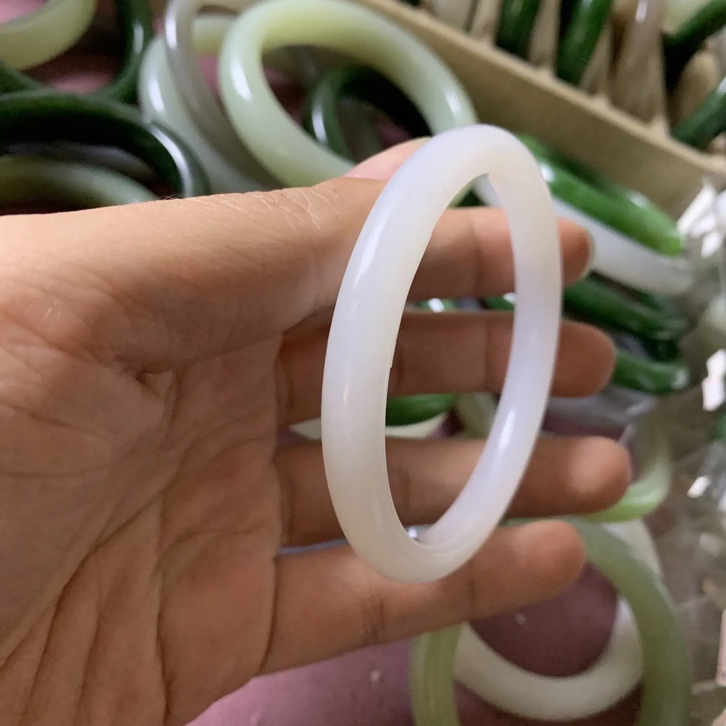 和田玉57圈口羊脂白手镯！玉质细腻油润 底色纯净 无裂无杂 脂粉好，品质好。