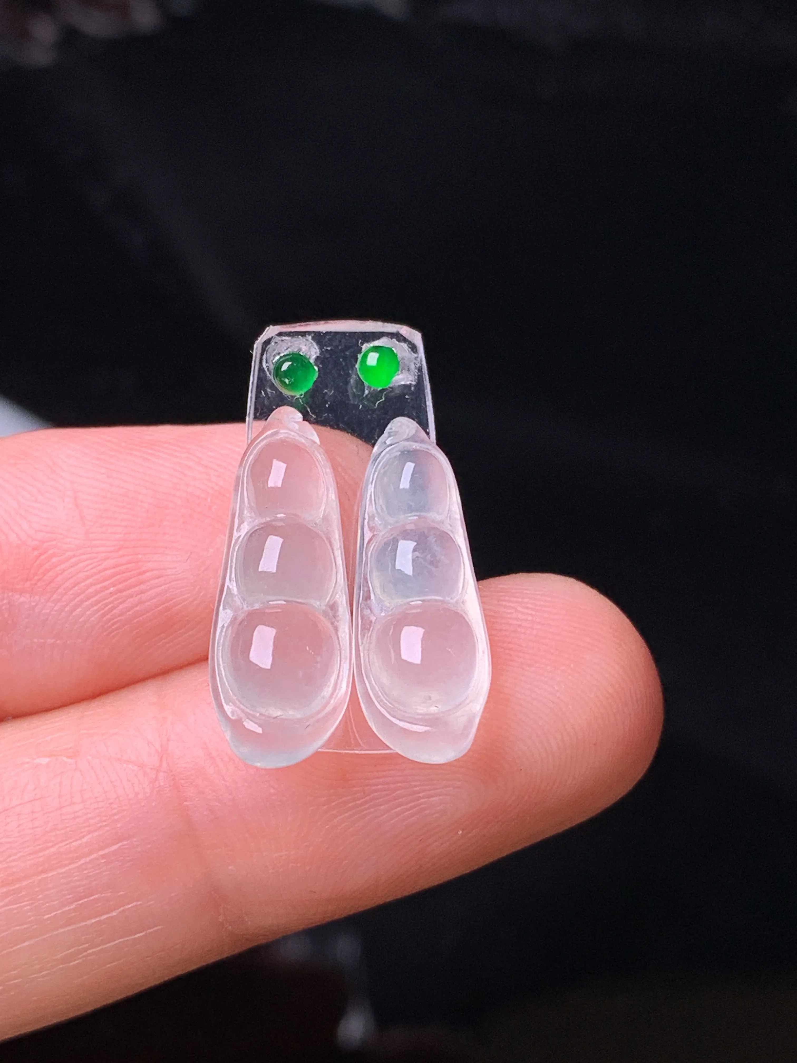 镶嵌款 冰种四季豆吊坠 玉质细腻 色泽艳丽清新 整体尺寸17.7*6.8*3.8