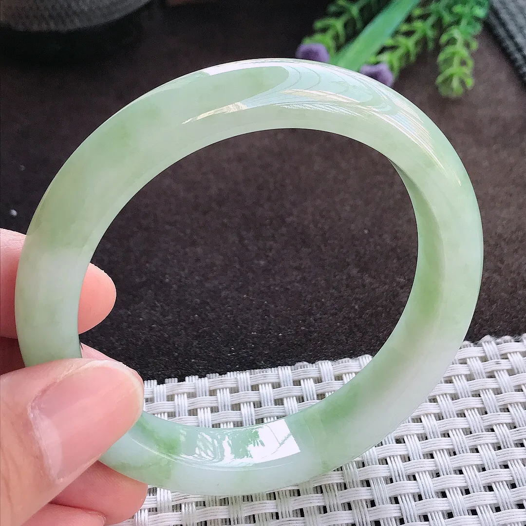 天然A货翡翠58/12.2/8.5老坑精美冰润飘绿手镯宽边玉手镯