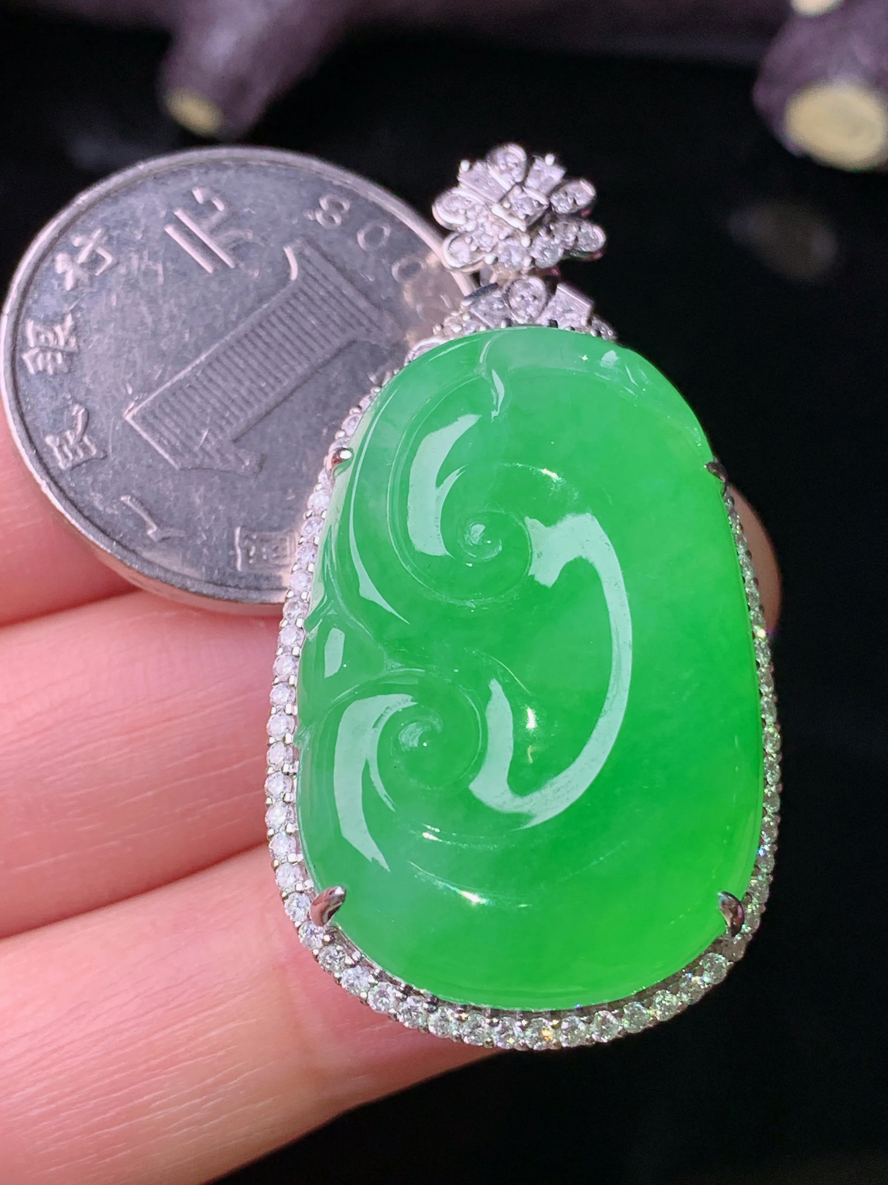 18k金钻镶嵌翠绿如意吊坠 玉质细腻 色泽艳丽清新 整体尺寸45.2*23*11.2