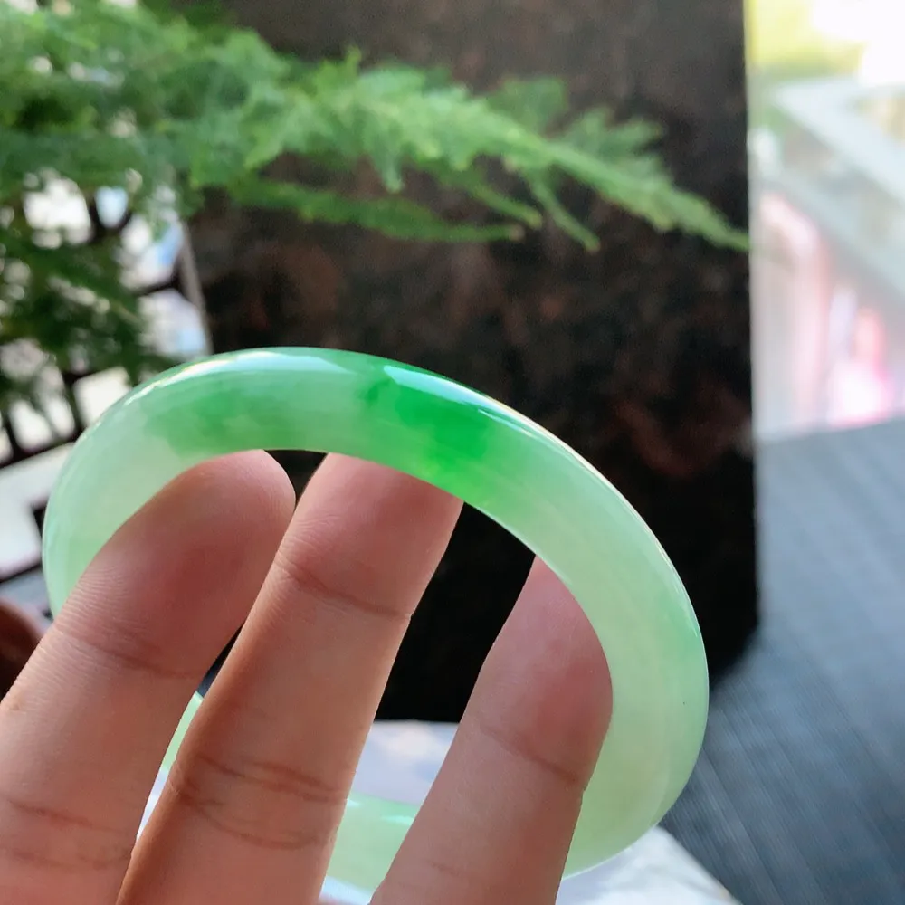 圆条高冰阳绿 无瑕 尺寸:53.7/9 种色兼备