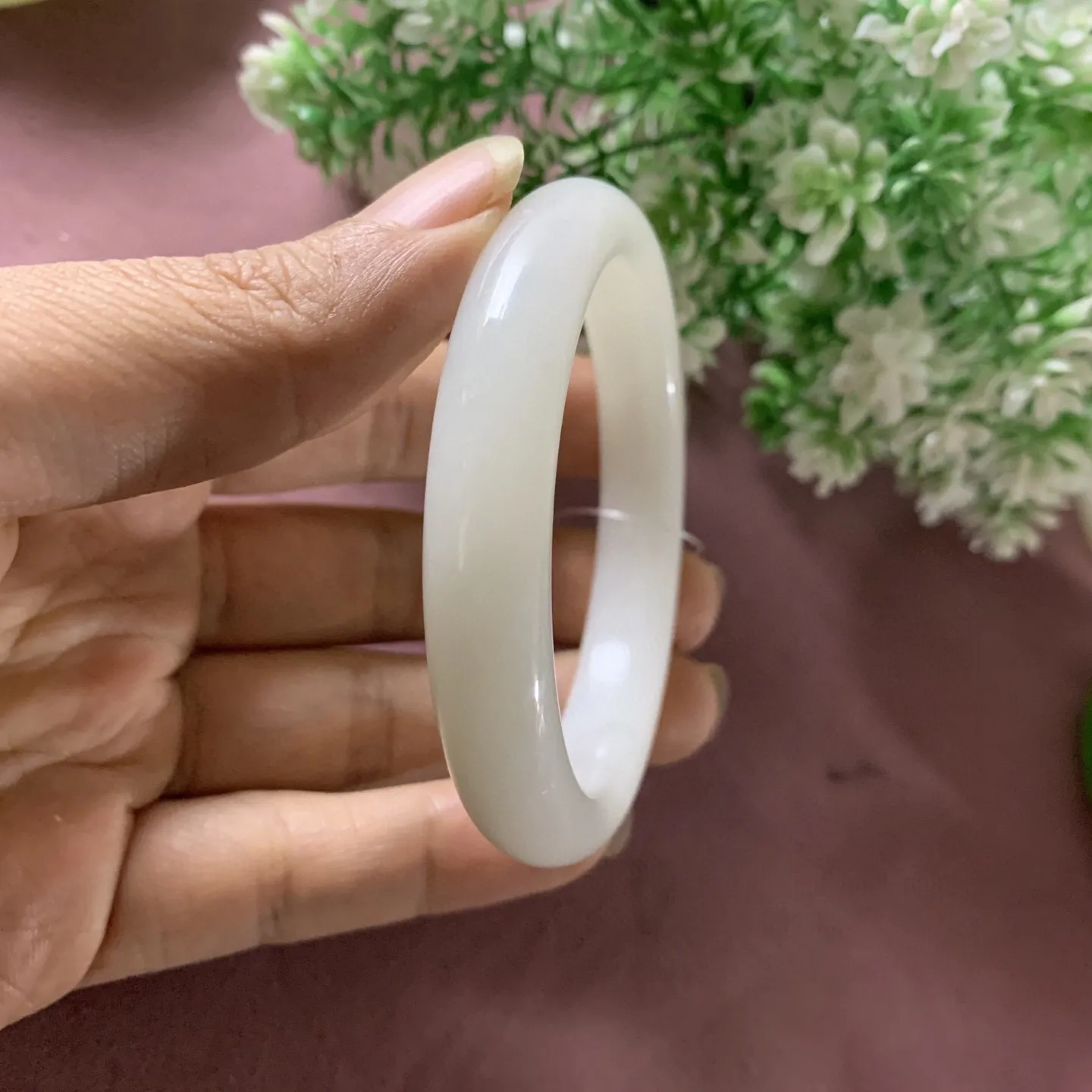 和田玉56圈口俄料羊脂白玉手镯，玉质特细腻油润，高脂粉，高品质，萦绕腕间时，古韵不失时尚，素雅不失品味，细腻光滑的触感，使人沉醉，气质高雅。