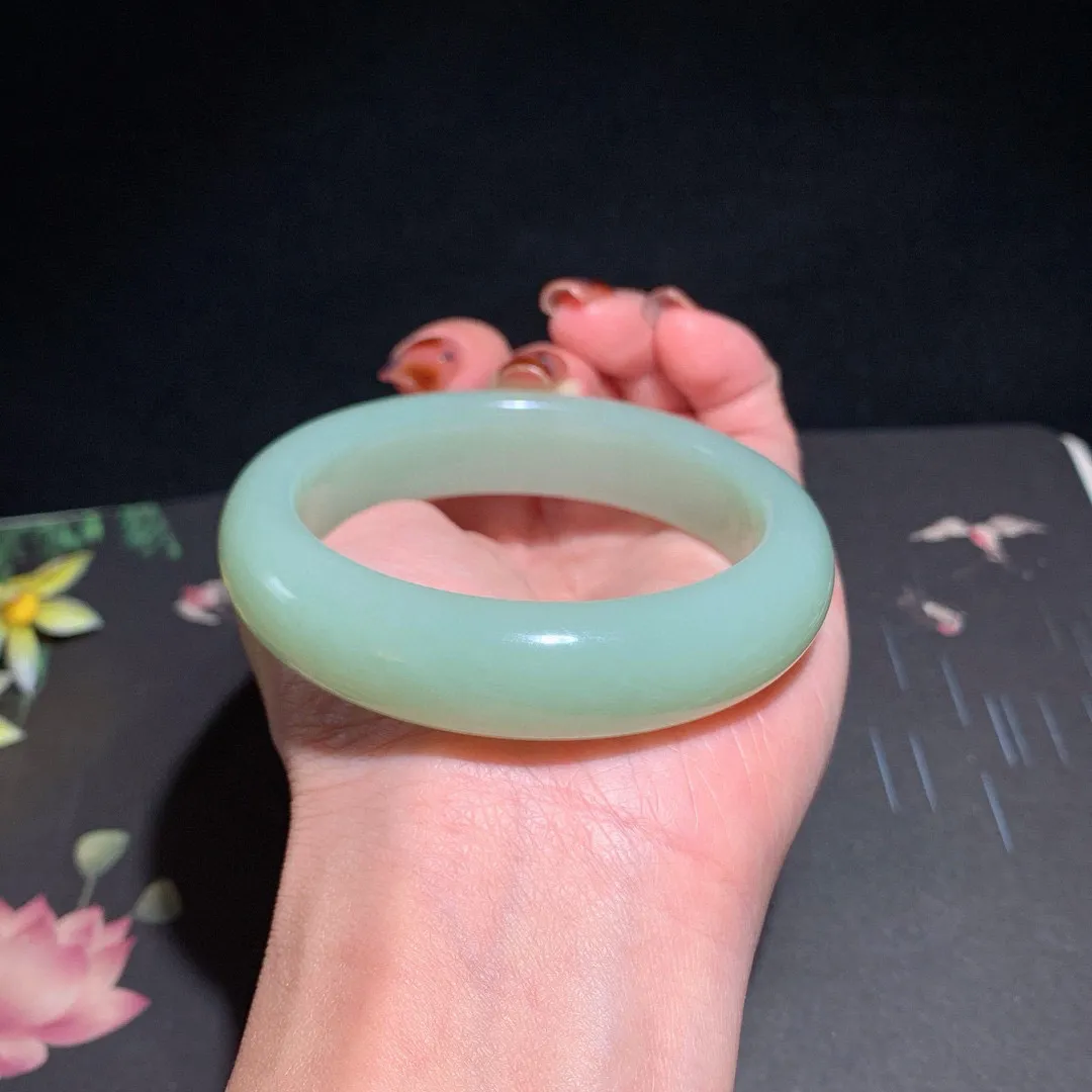 和田玉55.5圈口且末蓝手镯！玉质细腻油润 底色纯净 无裂无杂 脂粉好，品质高。