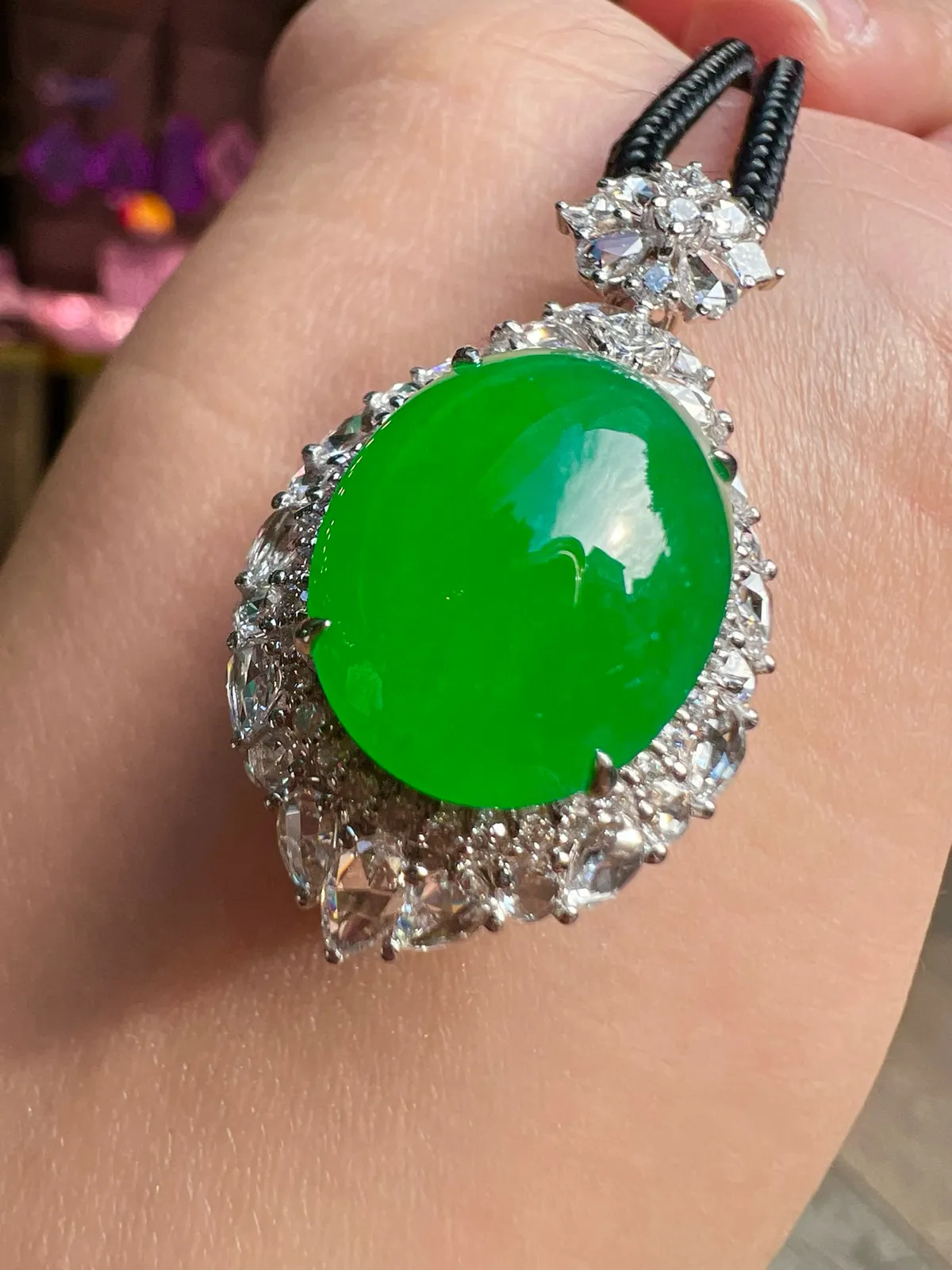 私人专拍
【满色鸽子蛋吊坠 色泽艳丽】
完美18K金奢华满钻种好细腻