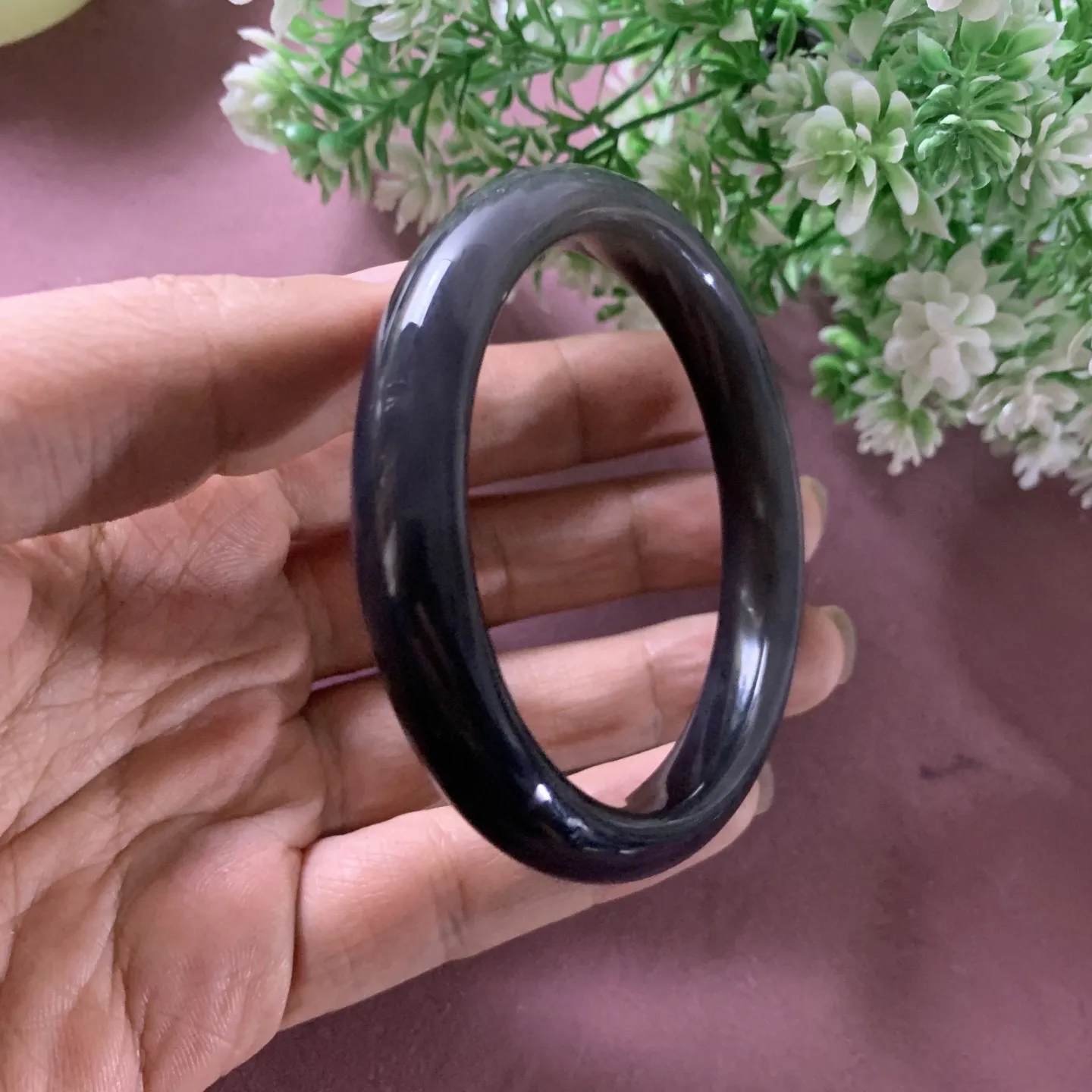 和田玉60圈口紫罗兰手镯，玉质特细腻油润，高脂粉，高品质，萦绕腕间时，古韵不失时尚，素雅不失品味，细腻光滑的触感，使人沉醉，气质高雅。