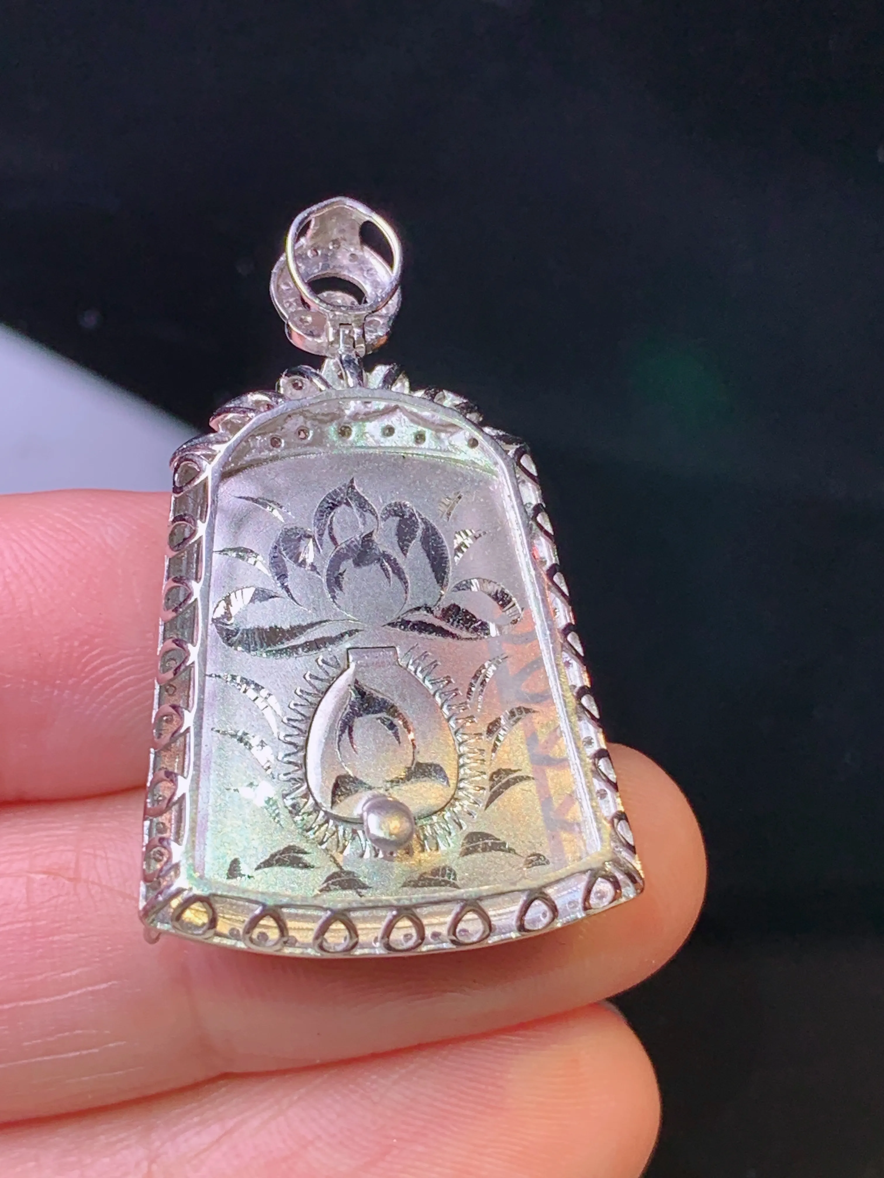 18k金钻镶嵌翠绿无事牌吊坠 玉质细腻 色泽艳丽清新 整体尺寸35.2*21.2*8.2