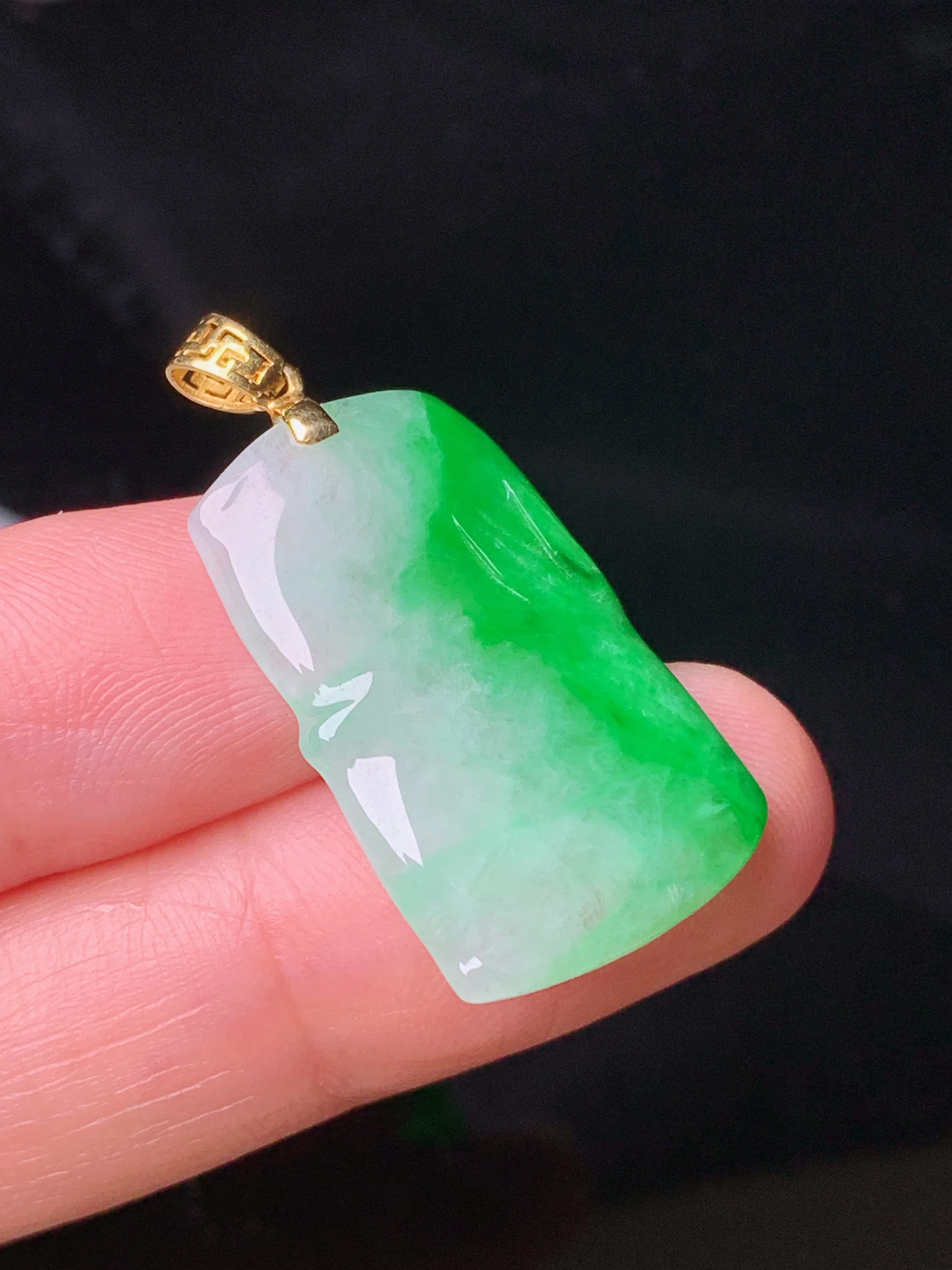 18k金镶嵌飘绿竹节吊坠 玉质细腻 色泽艳丽清新 整体尺寸32.5*15.5*2.7